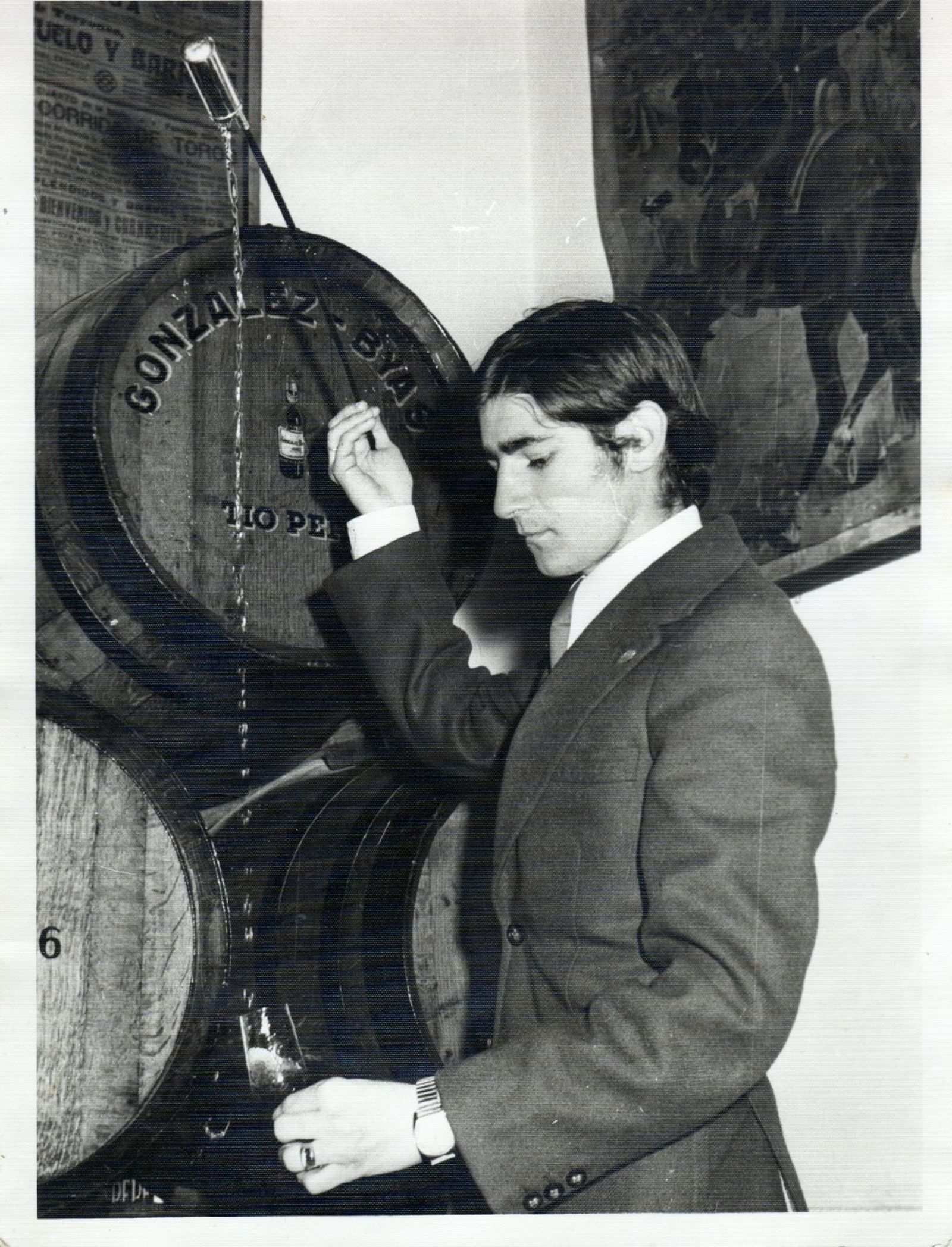 Un joven Genaro Benítez con su venencia.