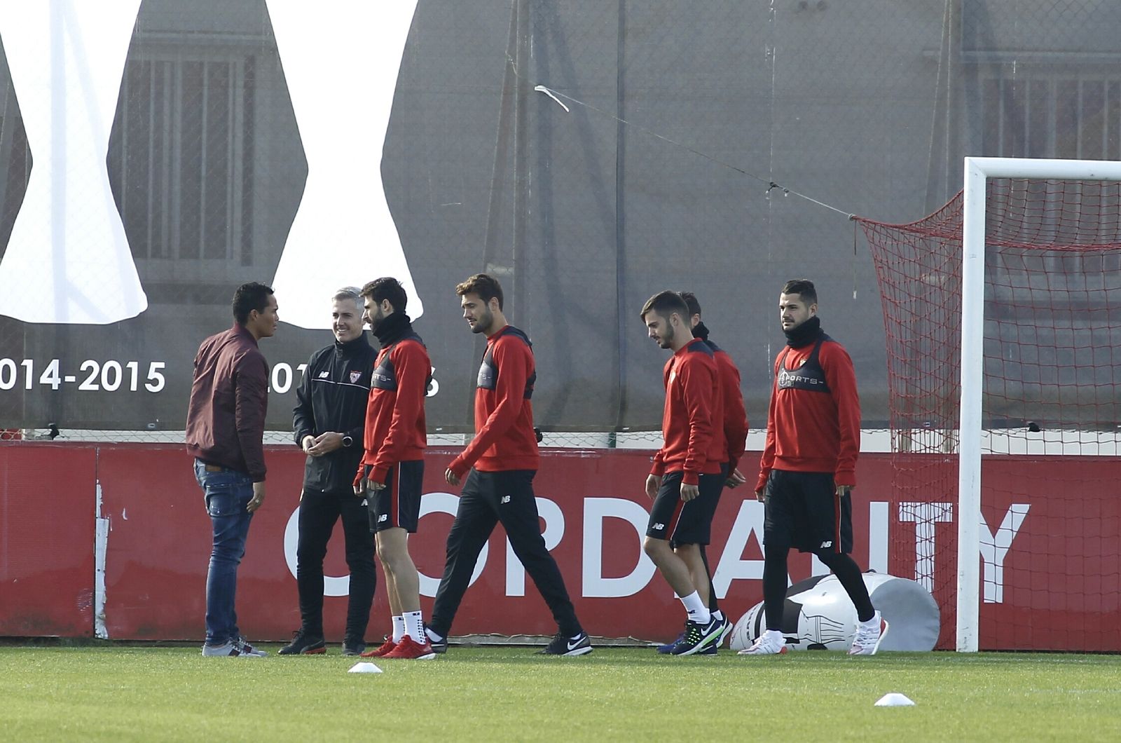 Bacca visita a sus ex compañeros