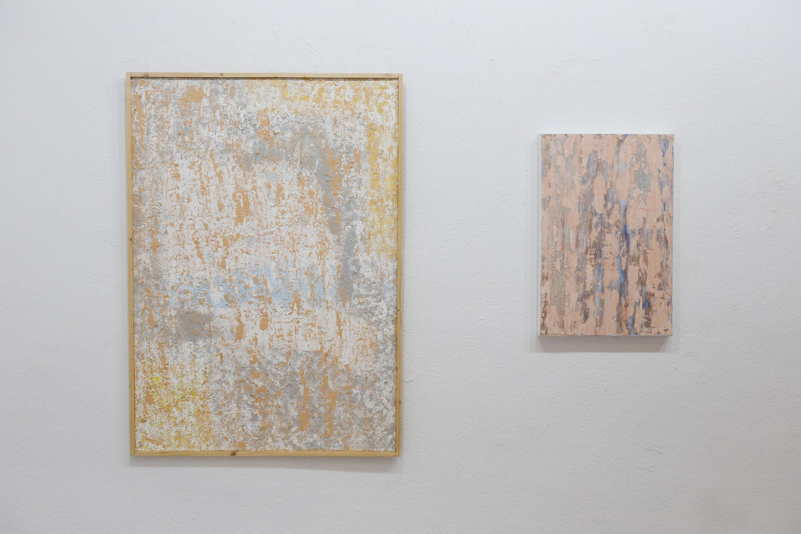 Las fotos de la exposición El mundo de Ara de Feli Muñoz en la sala Cajasur de Algeciras