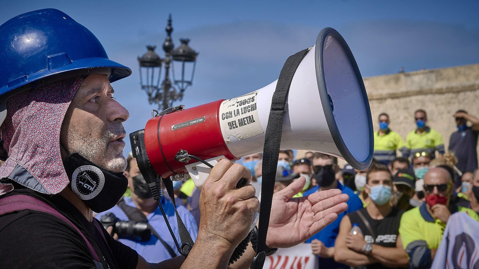 Los trabajadores de Navantia Puerto Real concentrados frente a la Subdelegación del Gobierno.