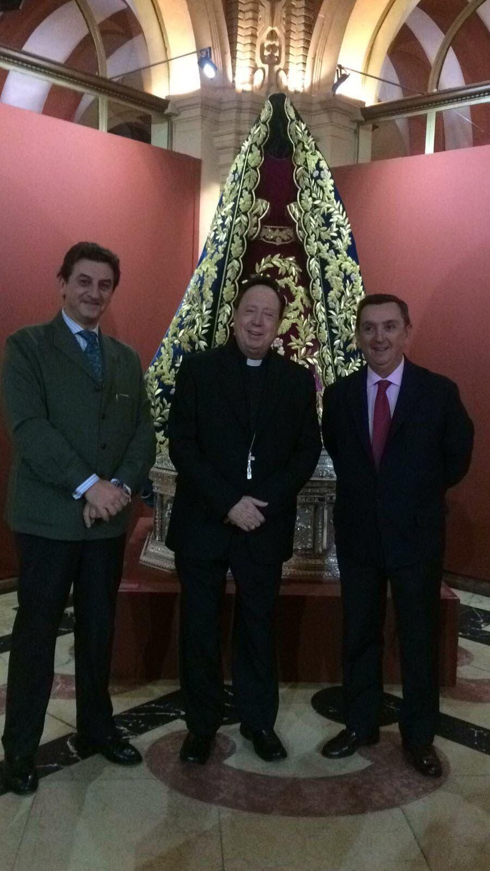 Monseñor del Río junto a Jesús Resa, hermano mayor de los Estudiantes; y Antonio Gutiérrez de la Peña.