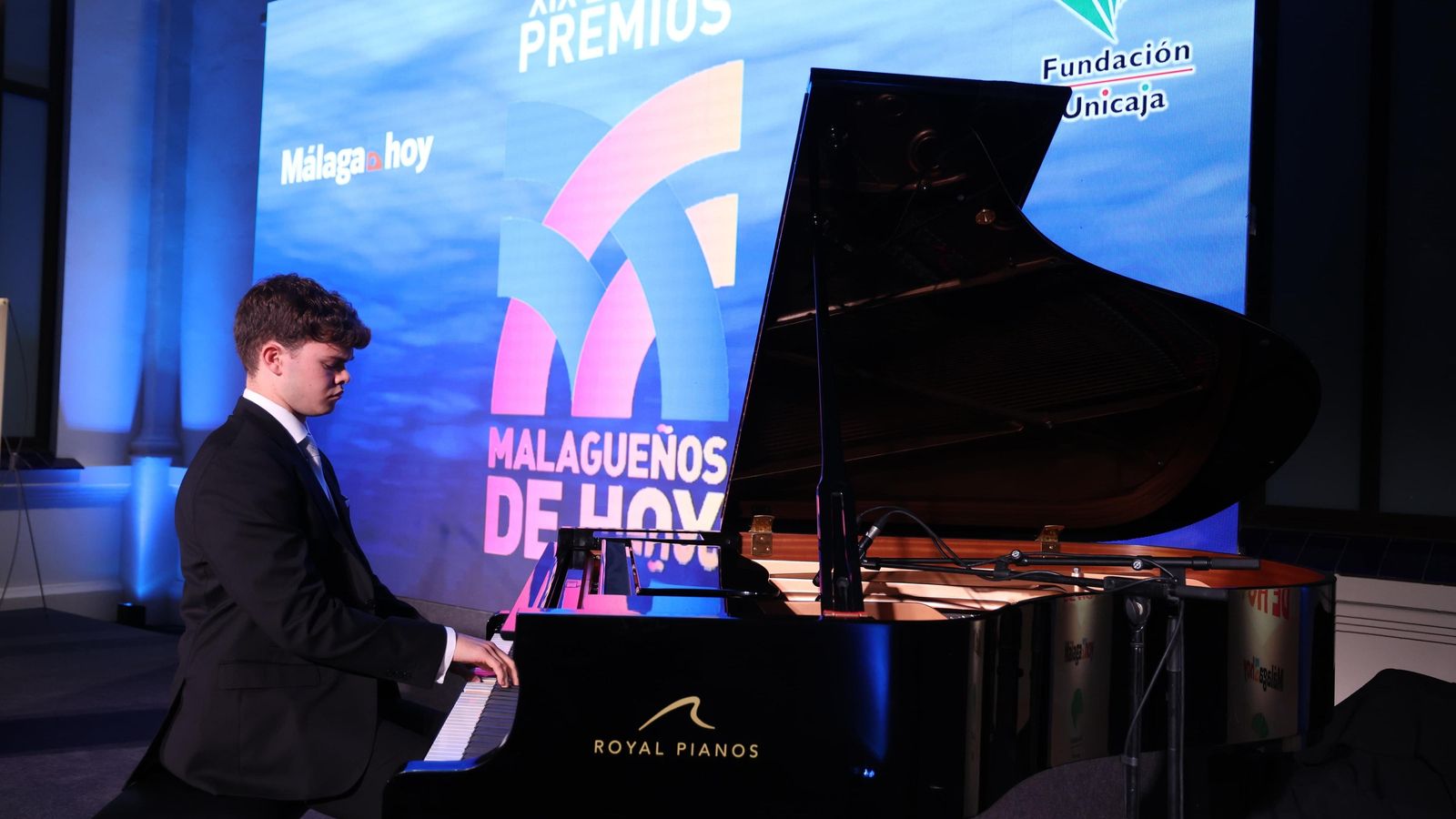 Marcos Castilla interpretando una de las dos piezas que ha regalado al público.