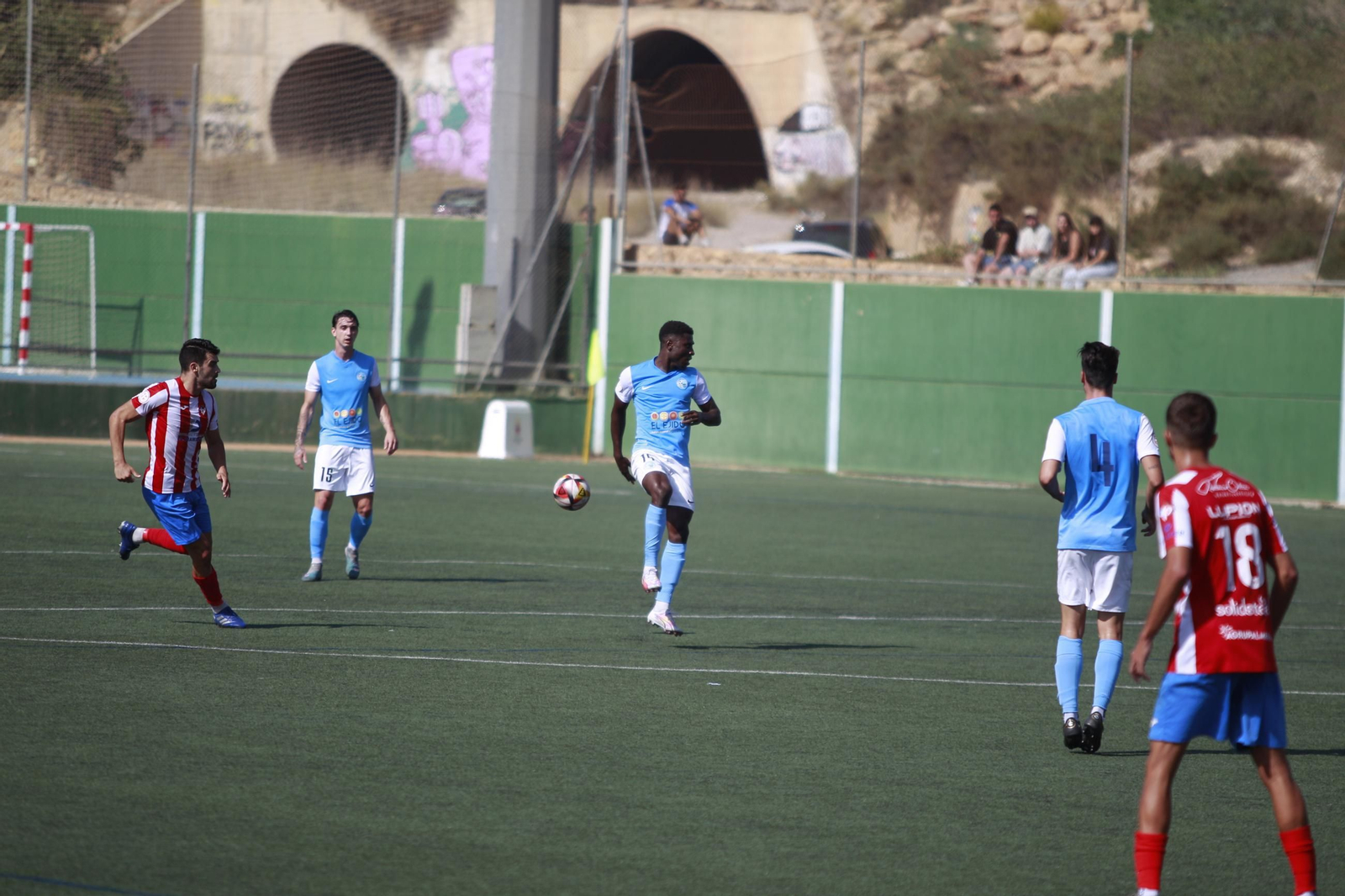 Un jugador celeste intenta interceptar un balón durante un encuentro de la pasada temporada.