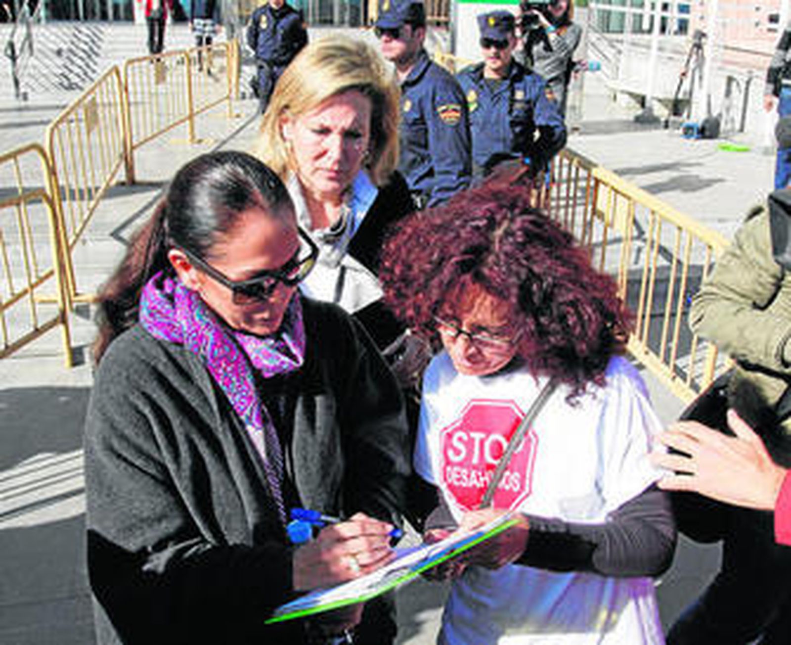 Isabel Pantoja firma en apoyo al movimiento antidesahucios, a las puertas de la Ciudad de la Justicia, ayer.