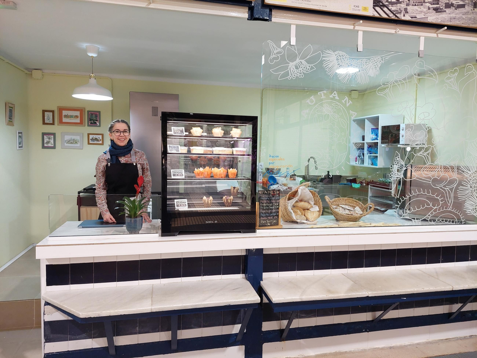 Elena Rojas, emprendedora del negocio Autana Patisserie, en Triana (Sevilla).