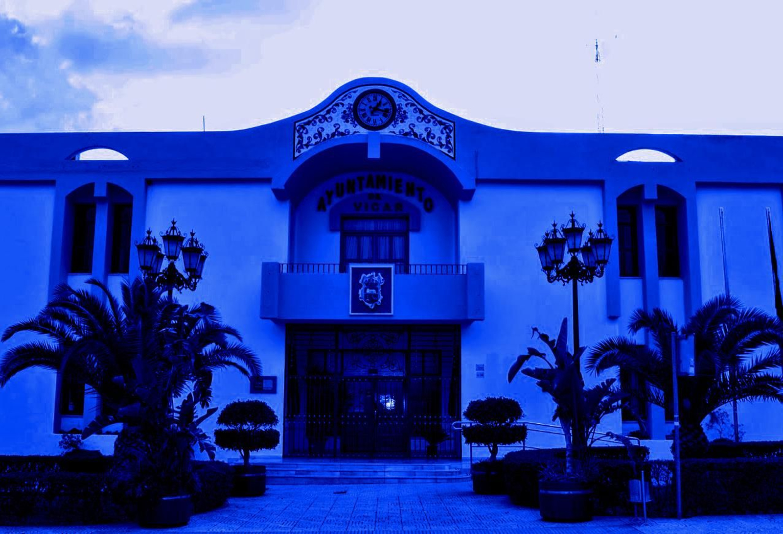 La fachada del Ayuntamiento de Vícar se ha iluminado de color azul estos días.
