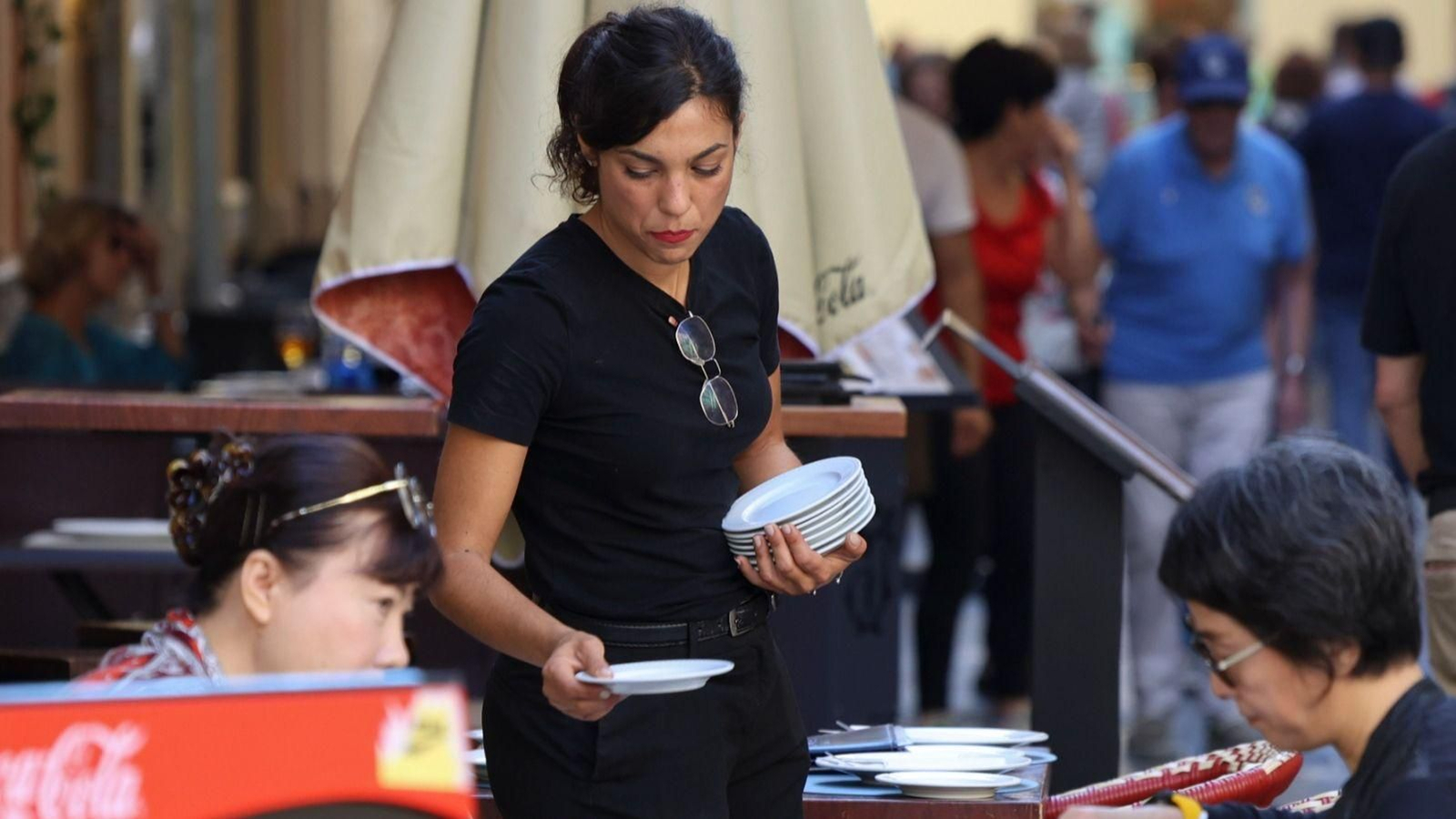 Una camarera en Málaga.