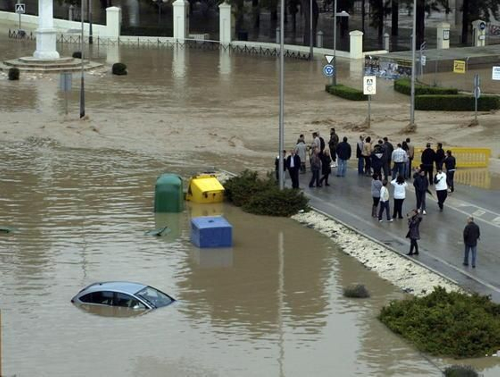 Las lluvias provocan la inundación del casco histórico de Écija.

Foto: Elisa Ana Garcia (EFE)