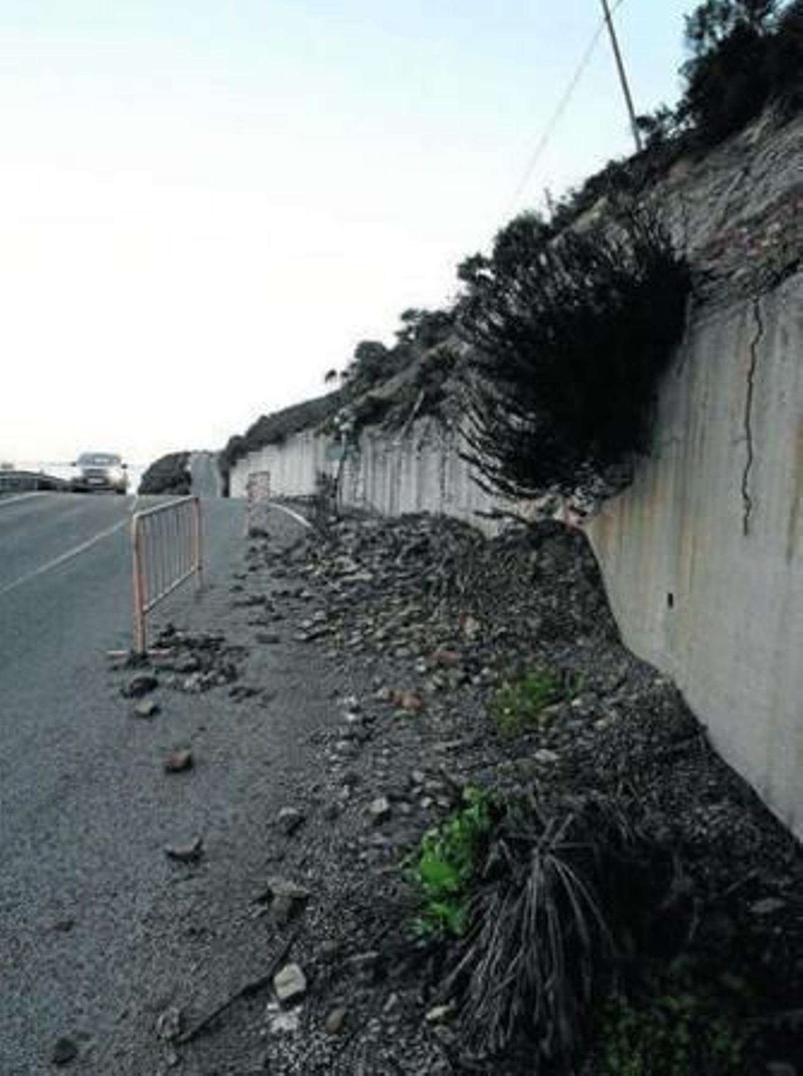 Un desprendimiento de tierra y piedras en la carretera de El Faro.