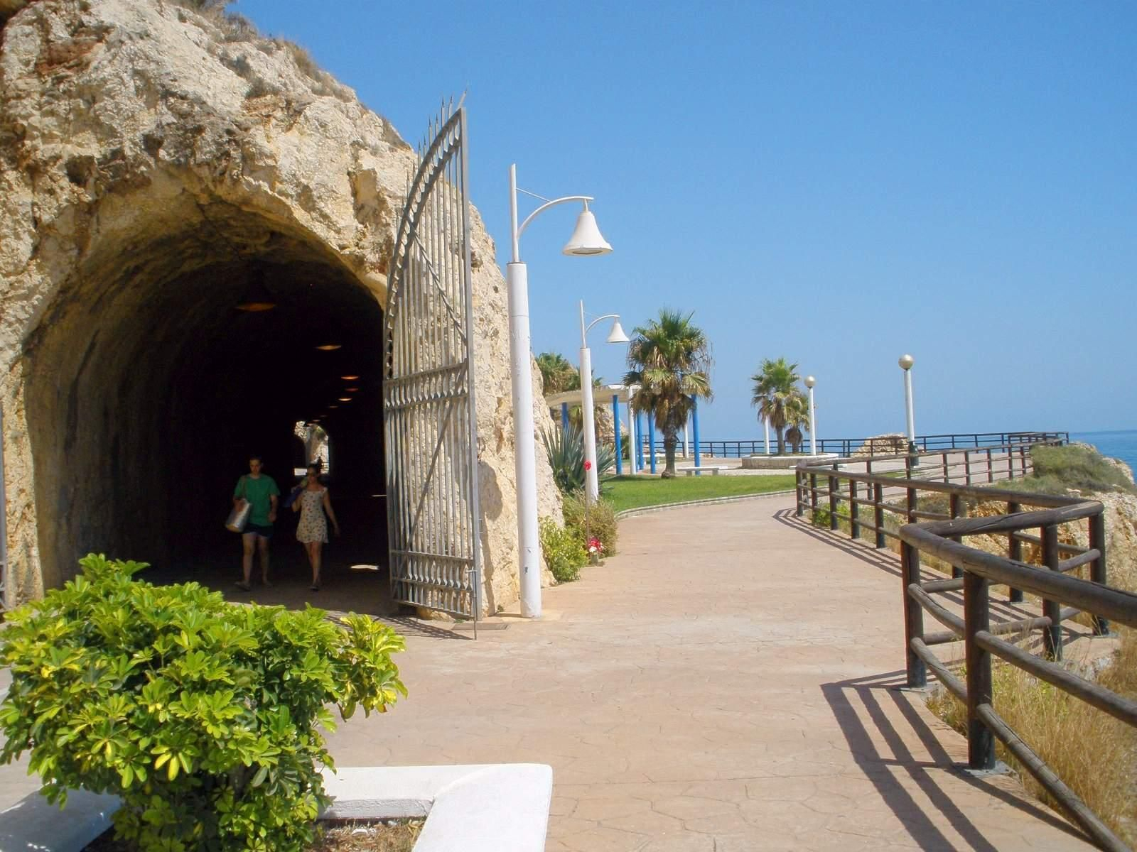 Vista del primer túnel que conecta La Cala del Moral y Rincón de la Victoria