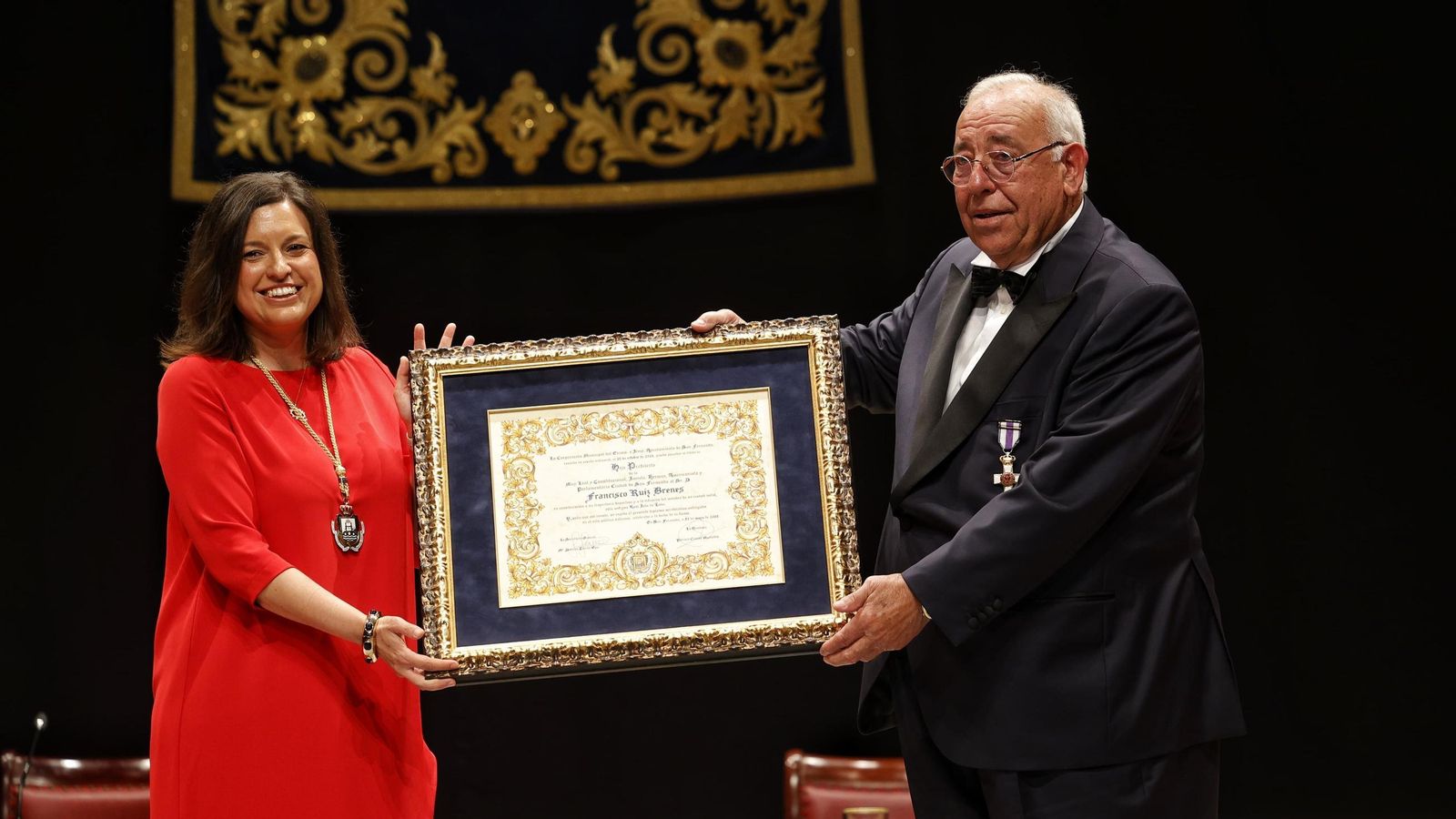 Francisco Ruiz Brenes 'Superpaco' recibe el título de Hijo Predilecto de la Ciudad de San Fernando de manos de la alcaldesa, Patricia Cavada