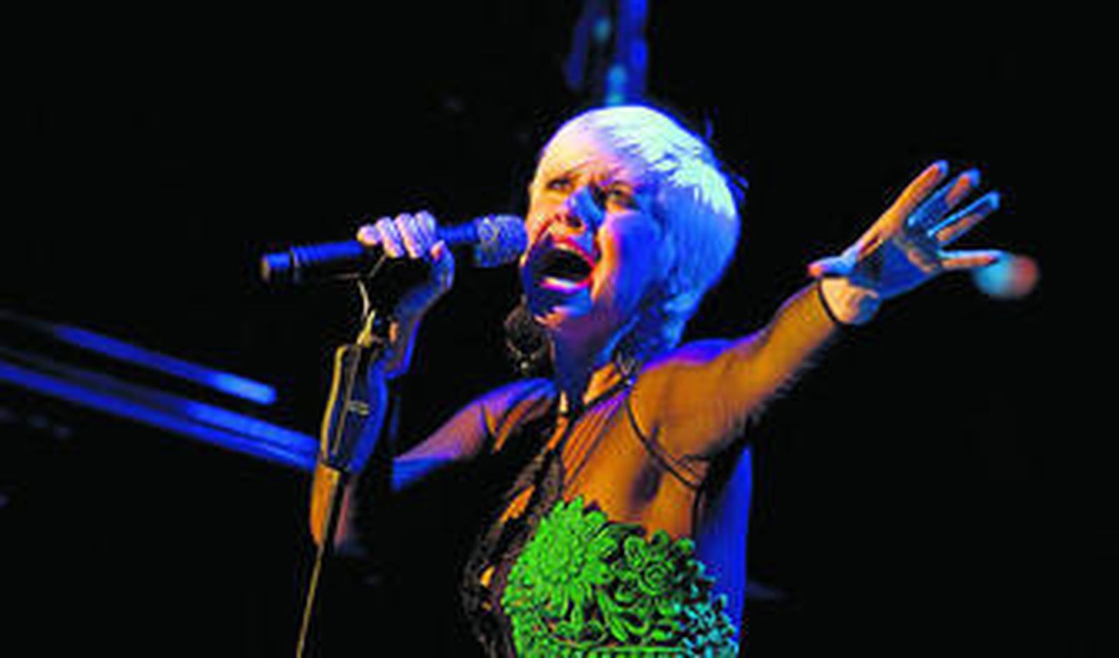 Pasión Vega, ayer, durante su concierto en el Teatro Cervantes de Málaga.