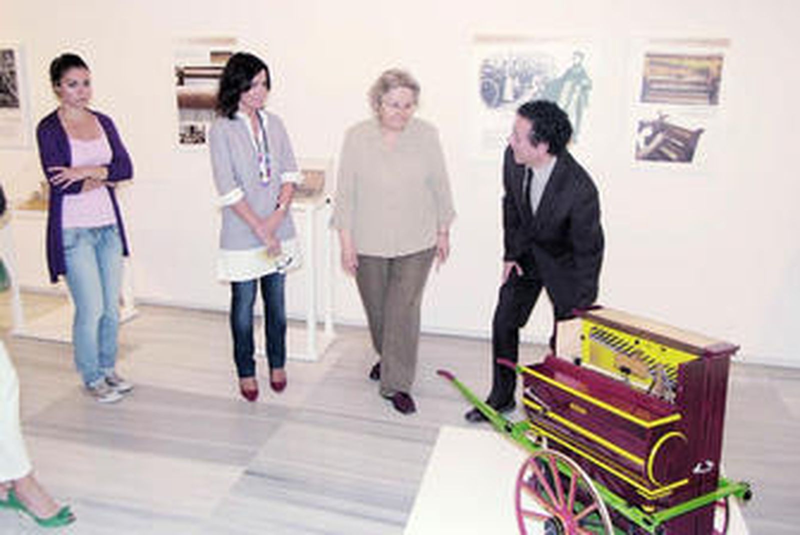 Yolanda Callejón junto a Reynaldo Fernández visitando ayer la exposición en el Museo.