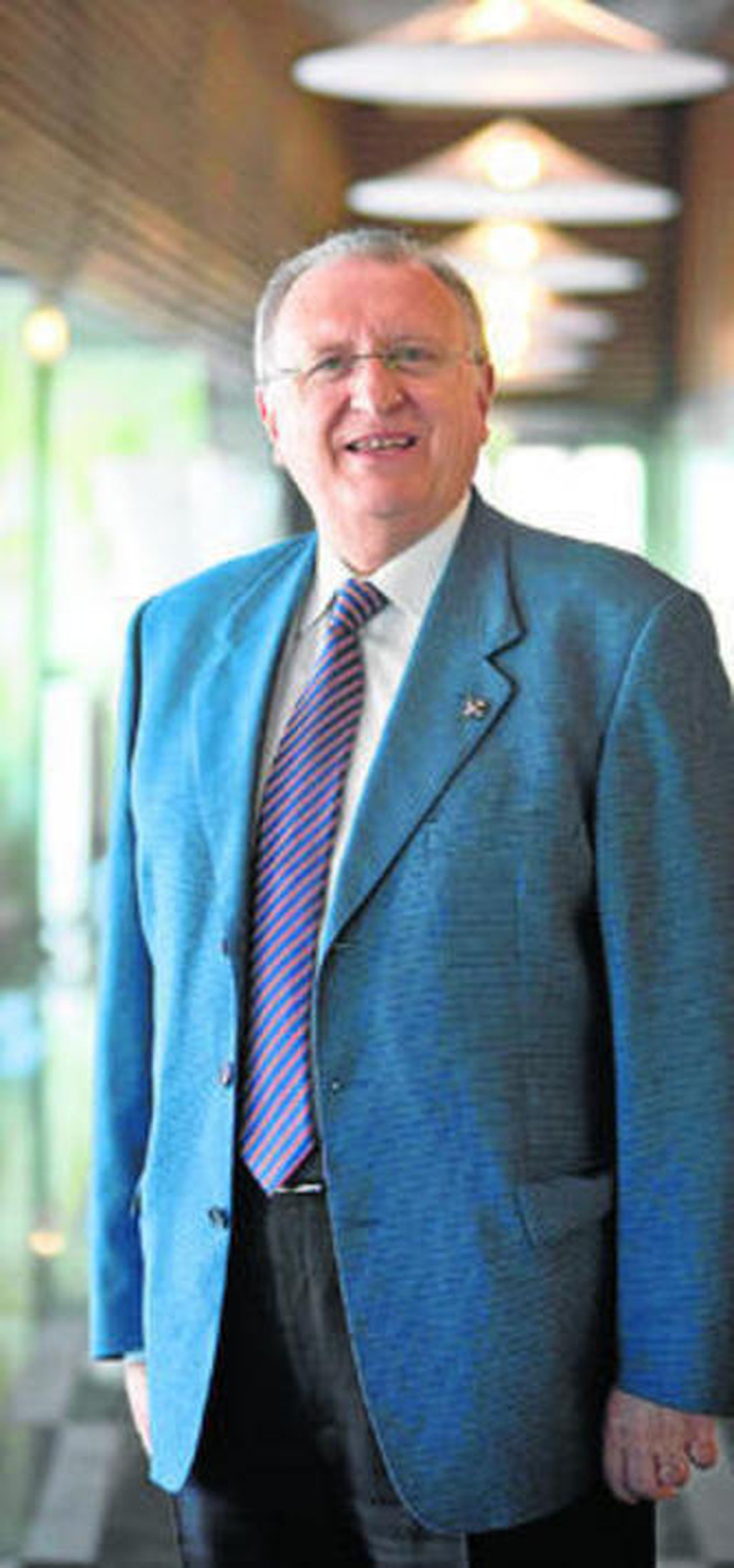 1. Unos jóvenes José Blas Fernández y José María Aznar se saludan en un acto político en Cádiz. 2. Fernández, testigo del relevo al frente del Ayuntamiento en 1995. 3. El concejal saluda al Rey Juan Carlos a las puertas del Ayuntamiento en compañía de García Agulló y Guillermo Boto. 4. Esta es la Corporación Municipal que tomó posesión tal día como hoy, un 23 de mayo, de hace 30 años. Junto a Carlos Díaz había rostros y nombres conocidos como Pizarro, Alfonso Perales, Hipólito García, Josefina Junquera, Jiménez Mata, González Piñero, Pérez Peralta, Daniel Vázquez, Pepe Lado, Gutiérrez Trueba, Antonio Gamero, Garratón, Manuel Porcel o Romero-Abreu. 5. Foto con Rocío Jurado y ante Rafael Román.