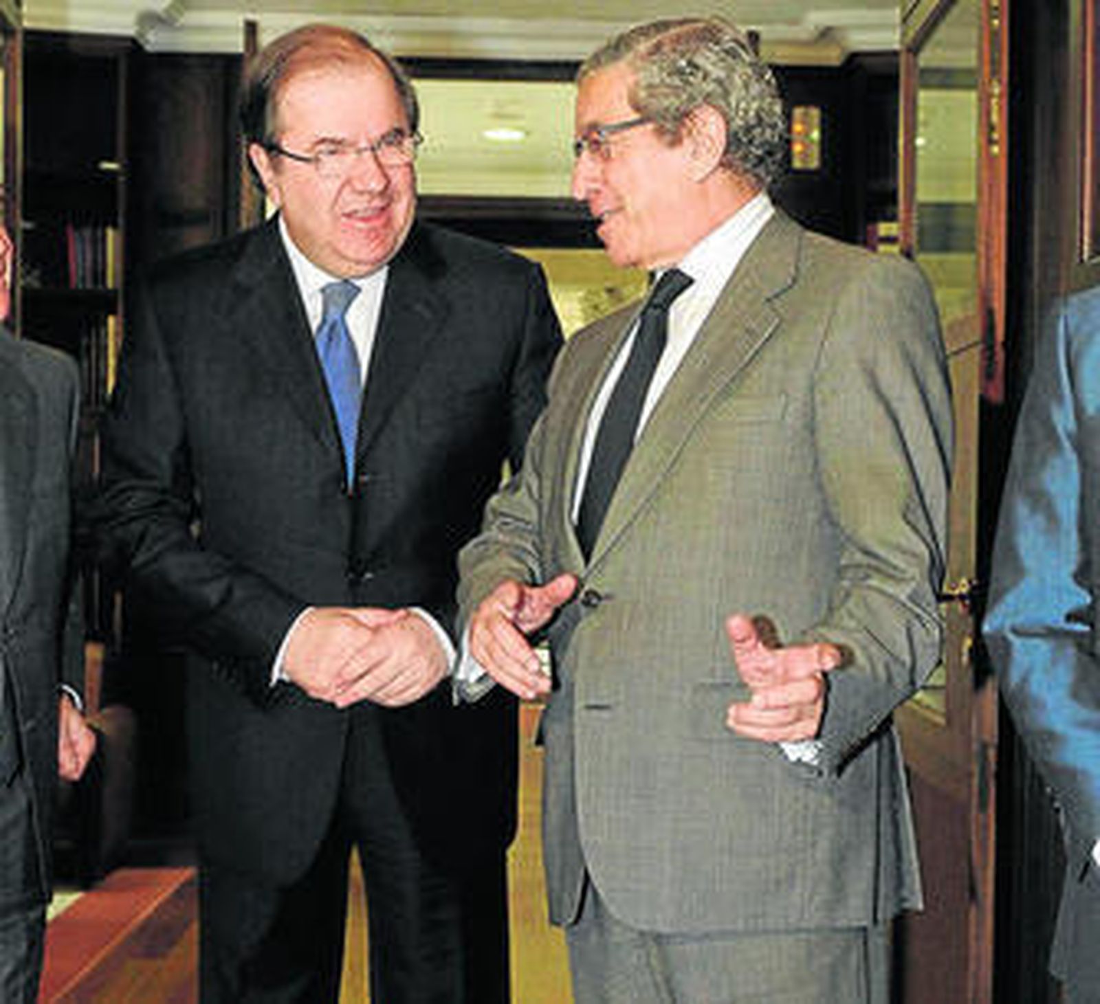 El presidente de Castilla y León, Juan Vicente Herrera, conversa con Braulio Medel en mayo de 2012.