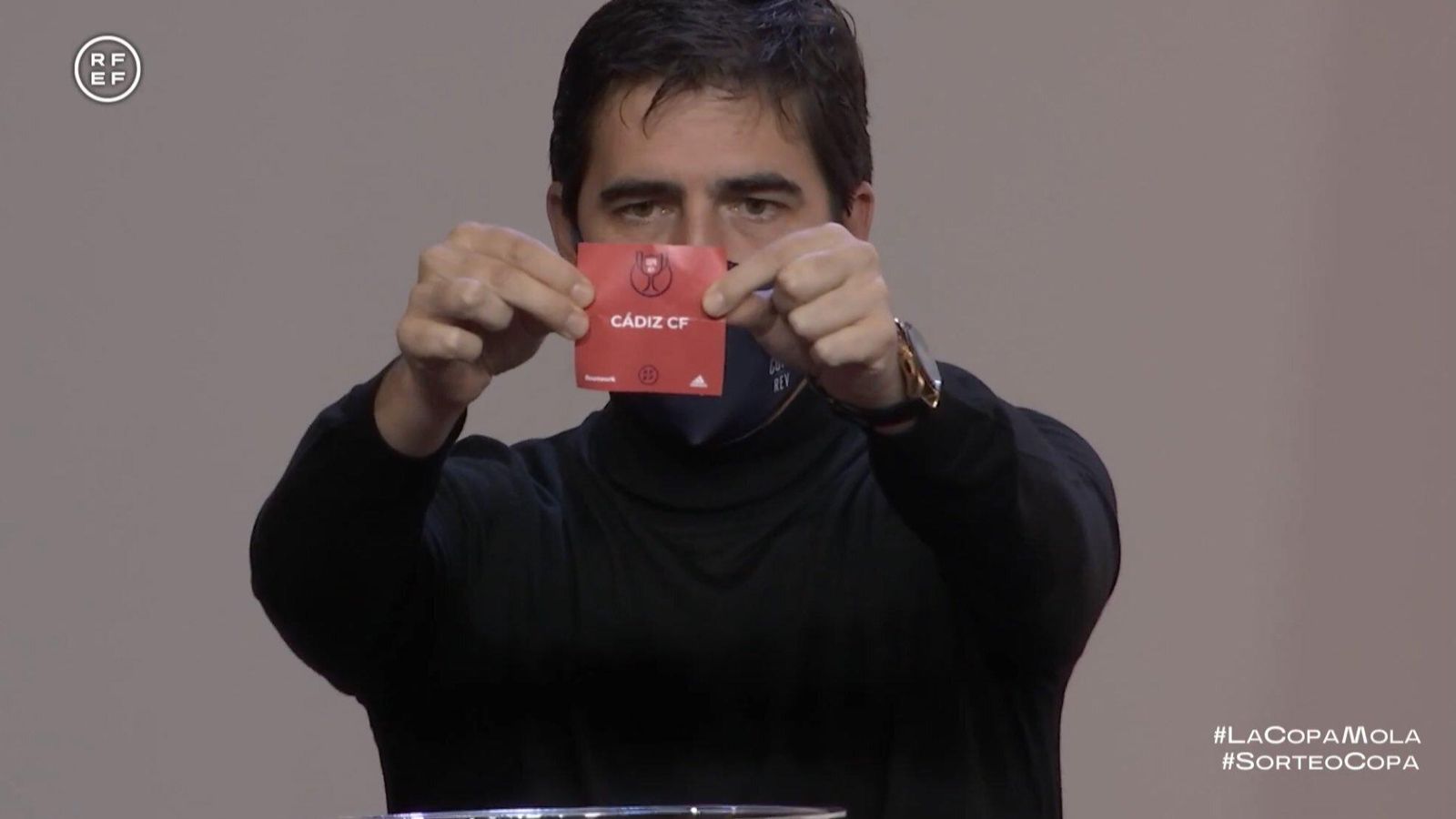 Iraola, técnico del Rayo, muestra el contenido de la quinta bola que sacó.