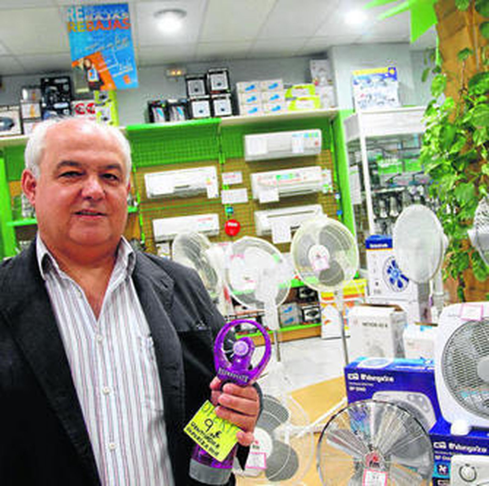 El empresario Agustín Rodríguez rodeado de ventiladores en 'La isla del tesoro'.