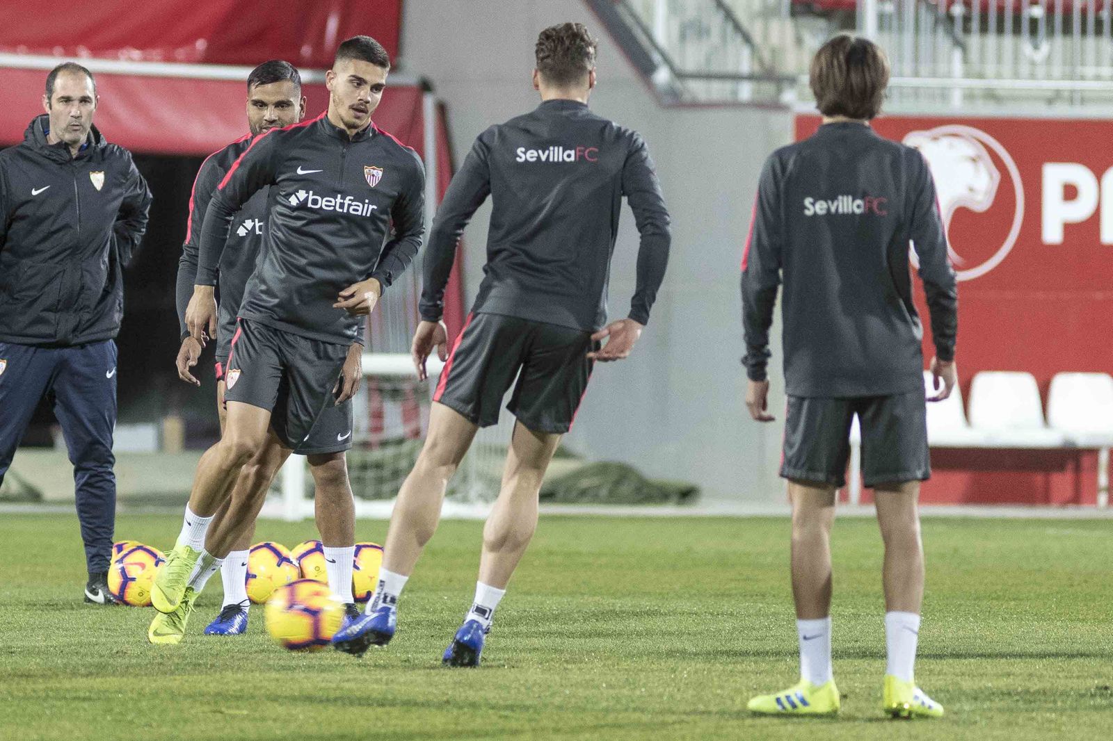 Andre Silva, con Mercado detrás en el entrenamiento de ayer.