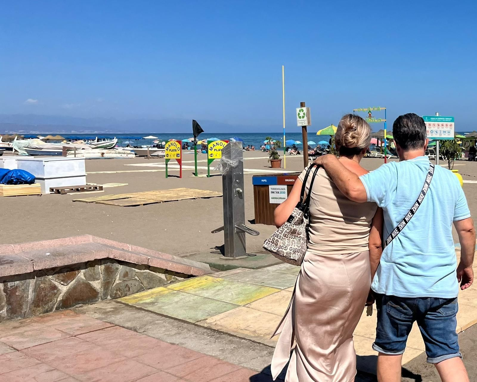 Dos cordobeses contemplando la playa Manolo de La Carihuela. Dos cordobeses contemplando la playa Manolo de La Carihuela.