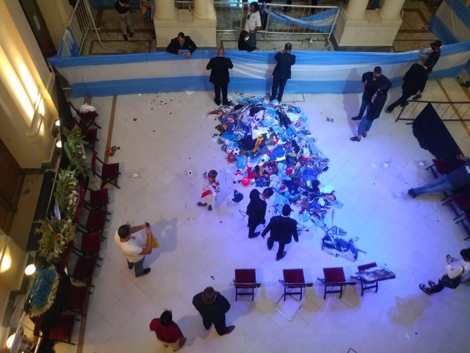 Aspecto de la capilla ardiente tras la retirad del féretro de Maradona