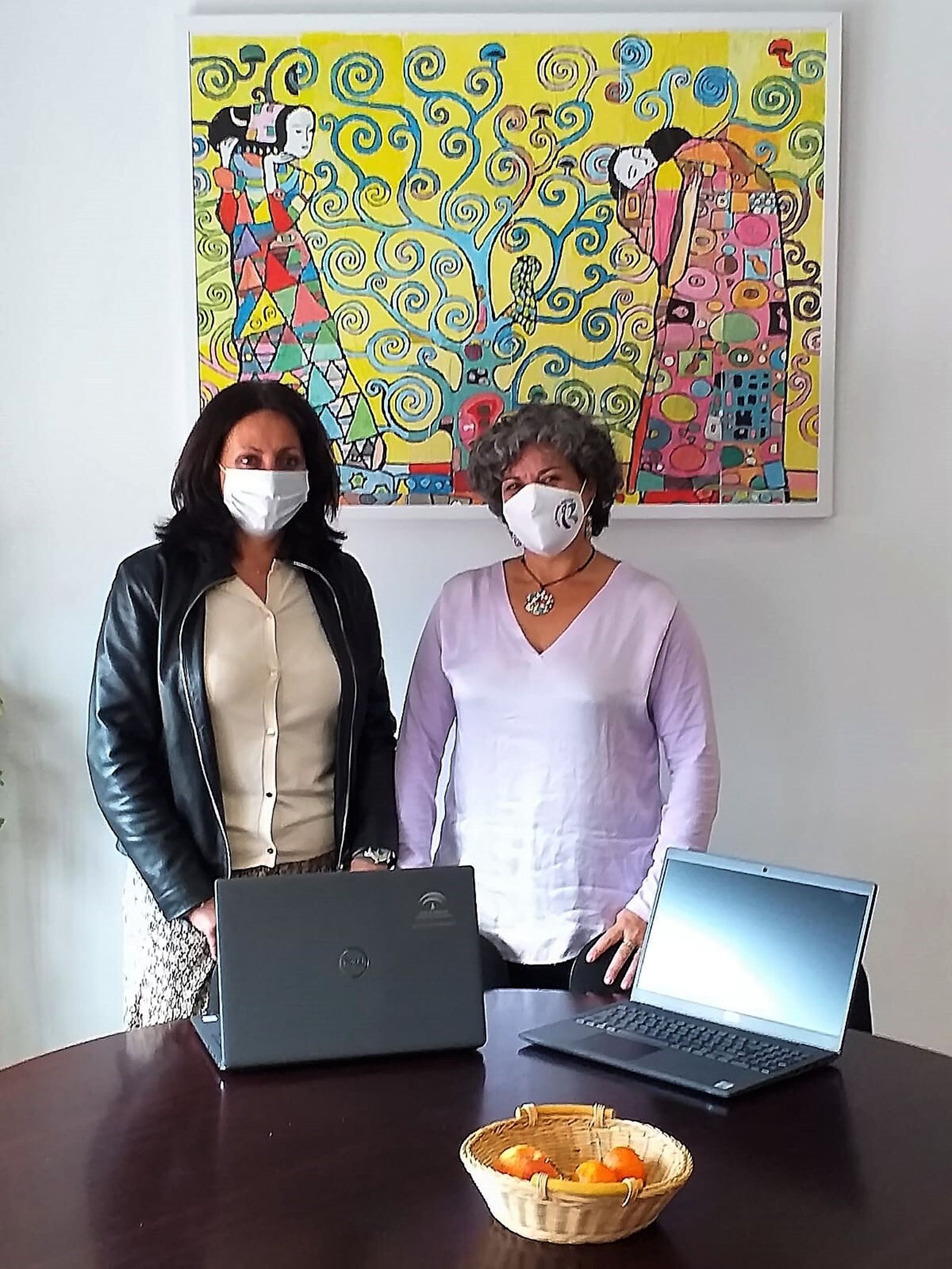 La delegada de Educación junto a la directora del IES Rafael Reyes de Cartaya en una entrega de portátiles.