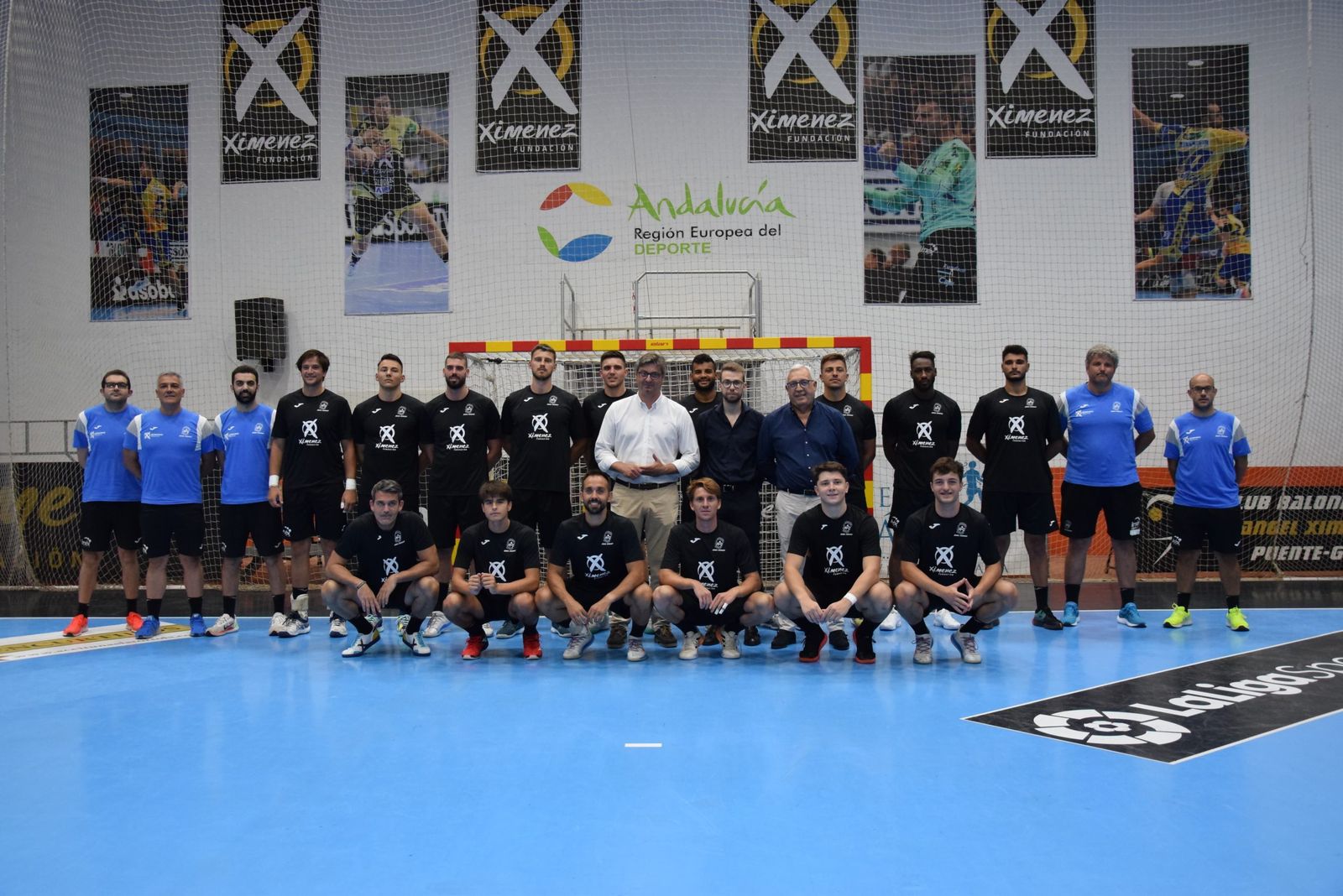 Recibimiento del Ayuntamiento de Puente Genil a la plantila del Ángel Ximénez.