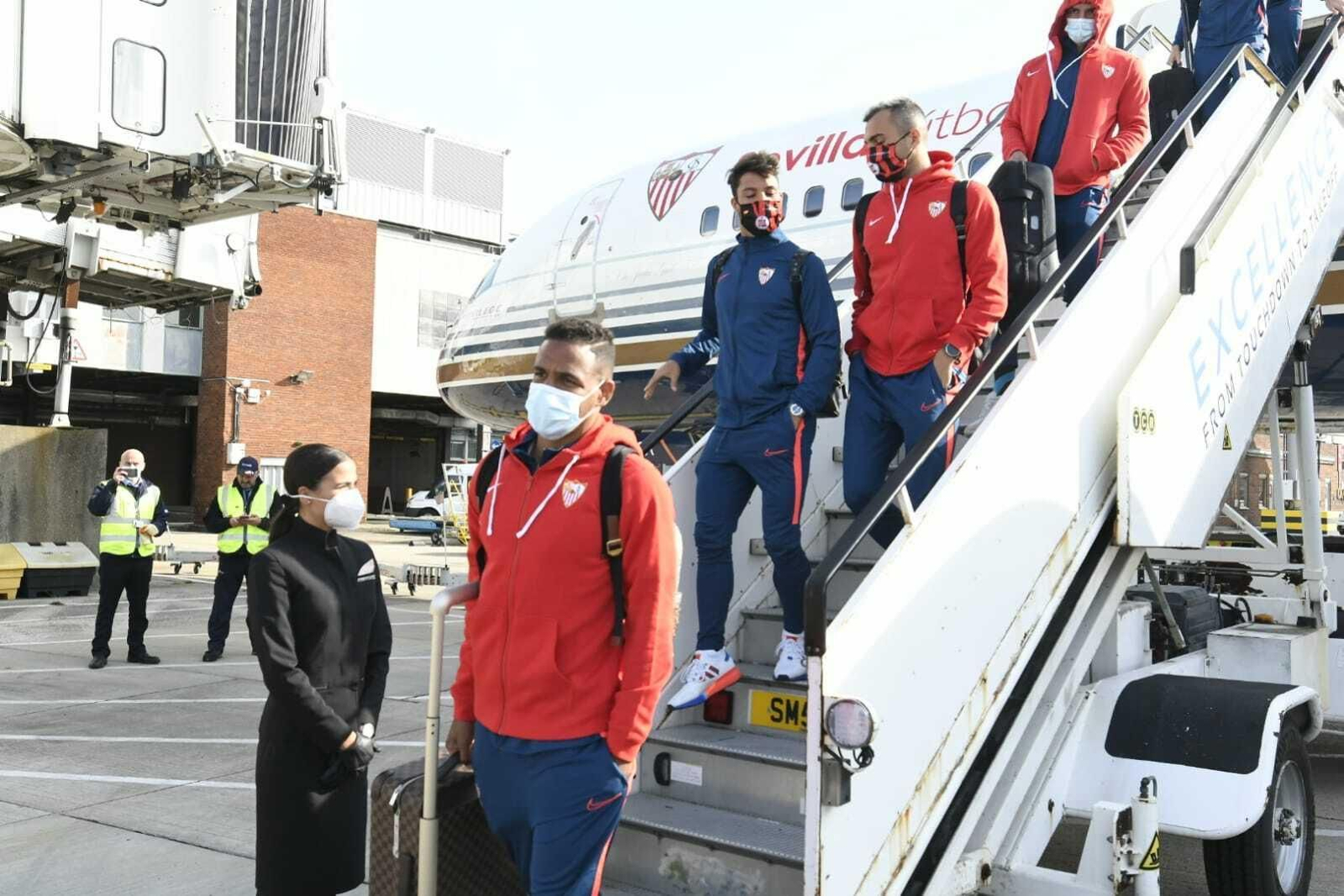 Fernando, Óliver Torres y Joan Jordán descienden del avión que trasladó al Sevilla.