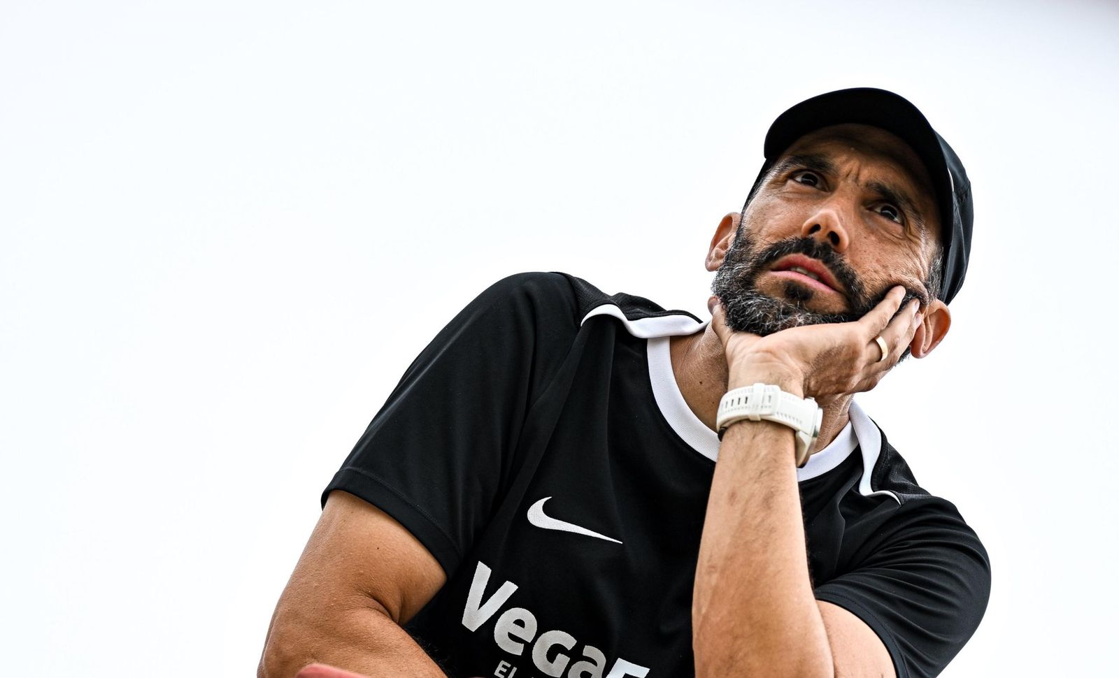 Eder Sarabia sigue atento un entrenamiento del Elche.