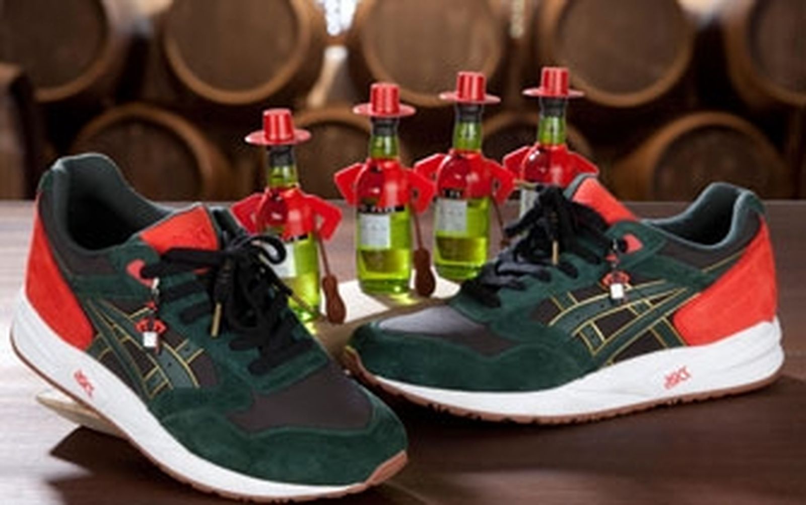 Las zapatillas Asics de la edición limitada dedicada a Tio Pepe junto a botellas del fino en la bodega González Byass.