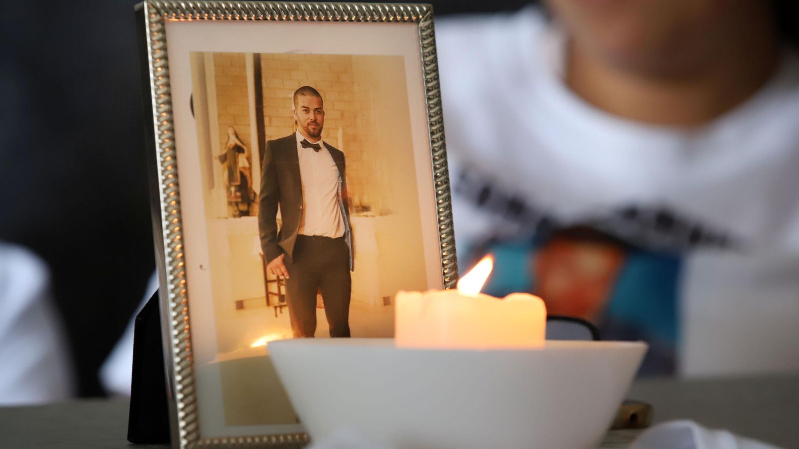 Foto de Samuel Vizcaya ante una vela, en casa de su madre.