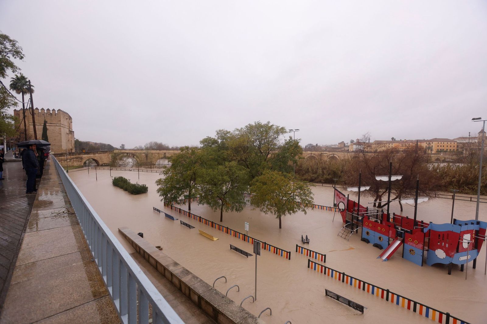 Así se muestra el río Guadalquivir a su paso por Córdoba a la espera de otra crecida