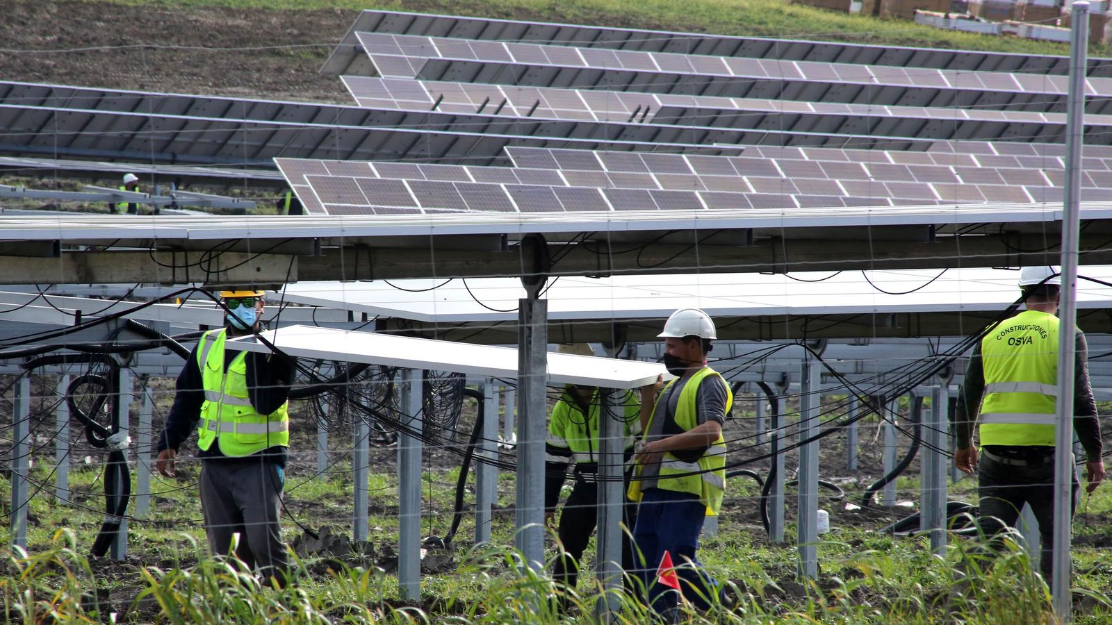 Operarios instalando unos paneles solares.