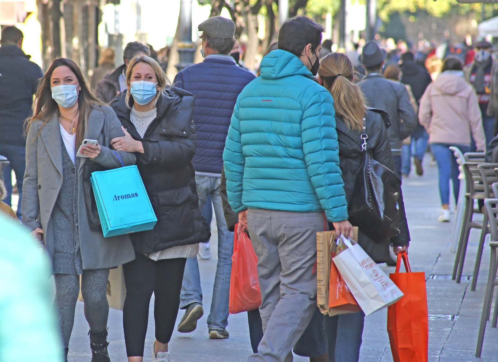 Imagen de la calle Larga repleta de gente con bolsas de las últimas compras para el día de Reyes.