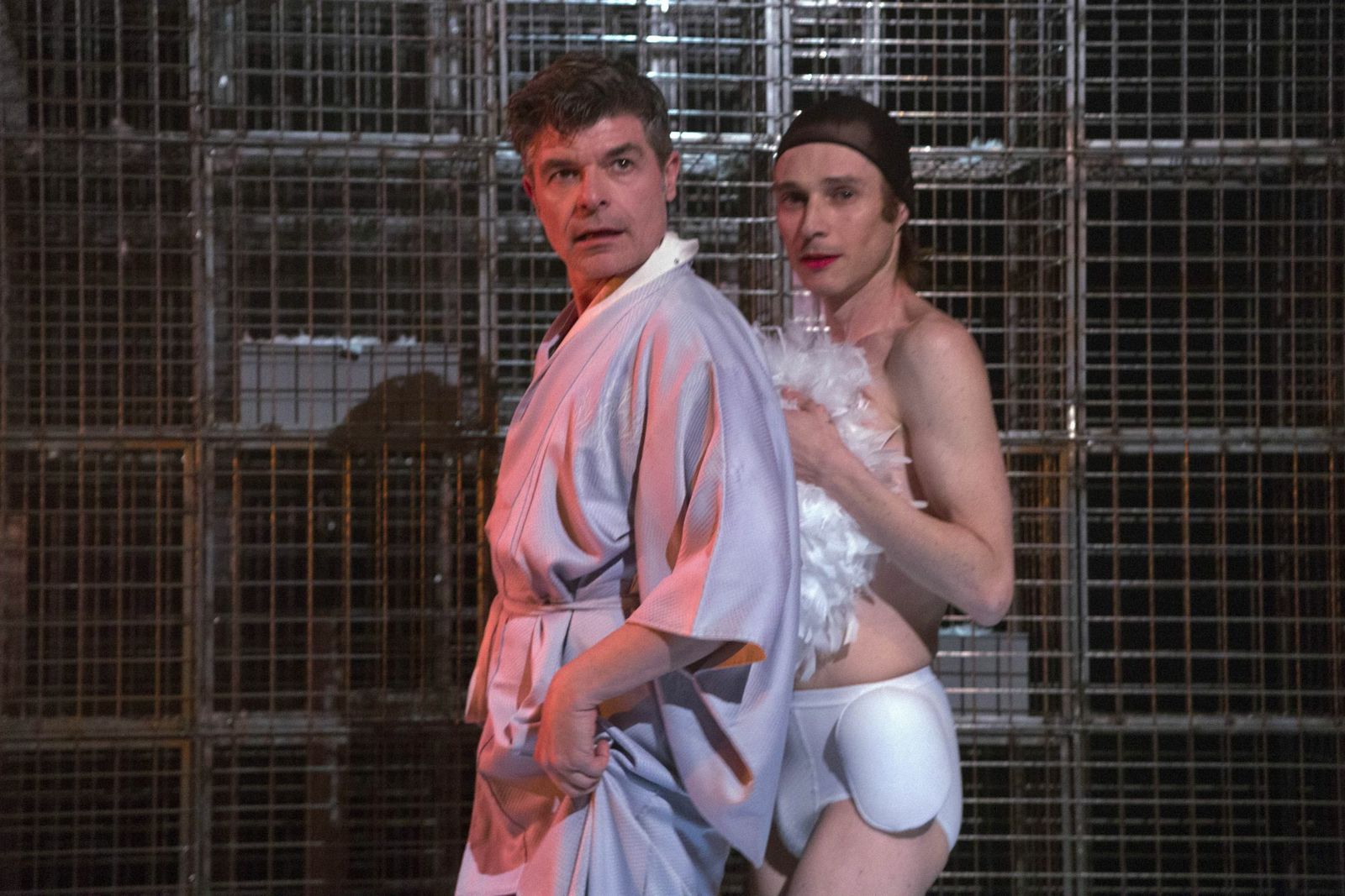 Los actores Nacho Guerreros y Kike Guaza durante la representación de 'Juguetes Rotos'.