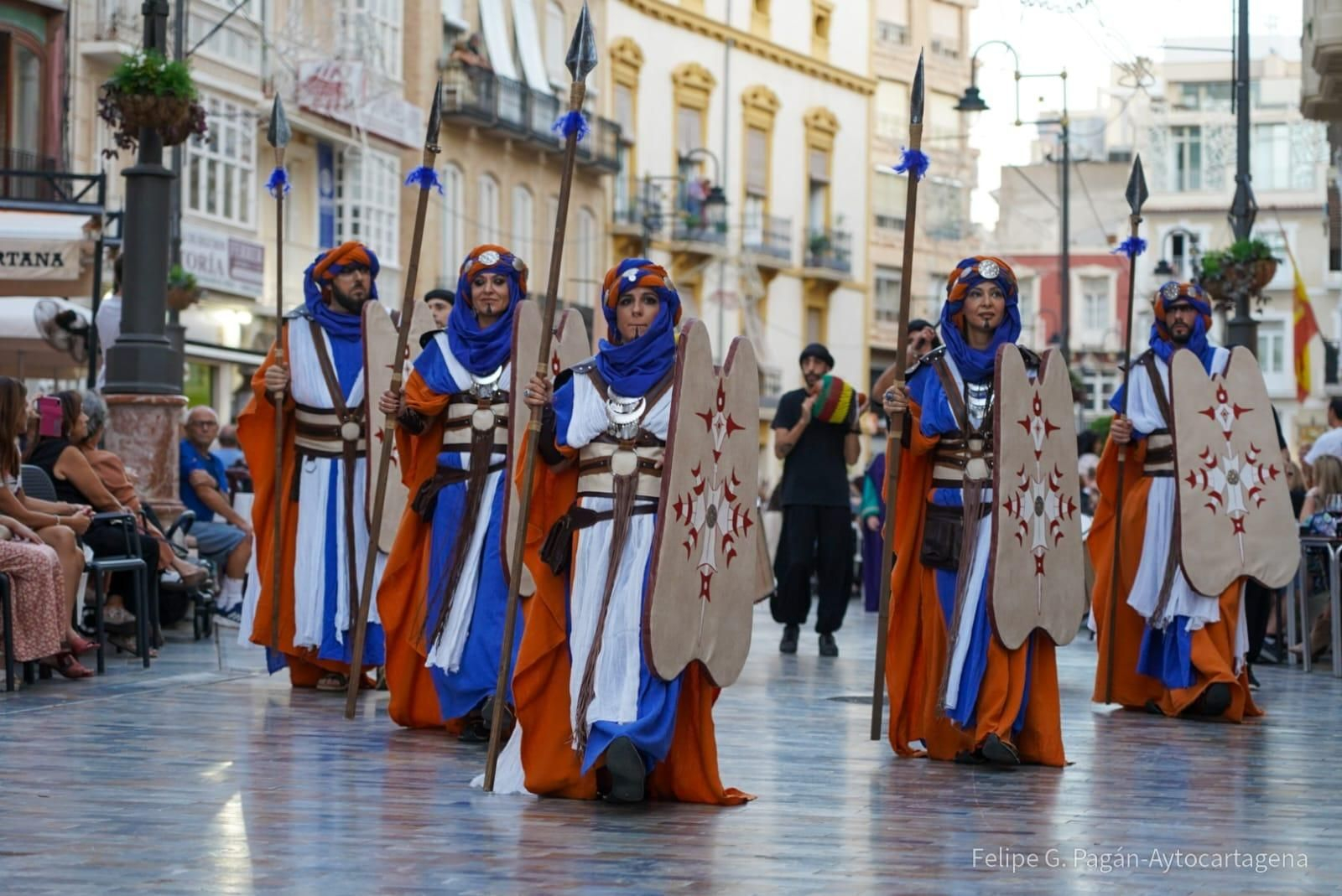 Así fue el paseo de la recreación de Cástulo de Linares por el desfile de Cartagena, en imágenes