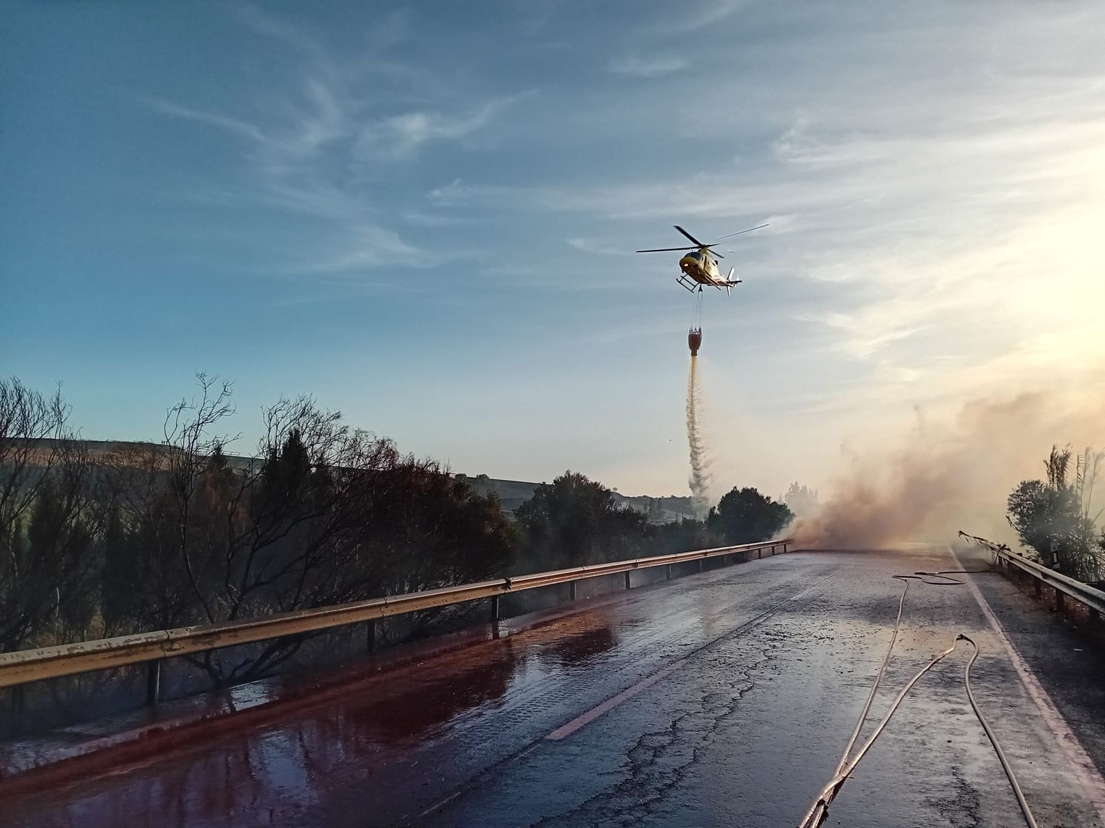 Los equipos de extinción trabajan en el paraje Balufo en Moguer