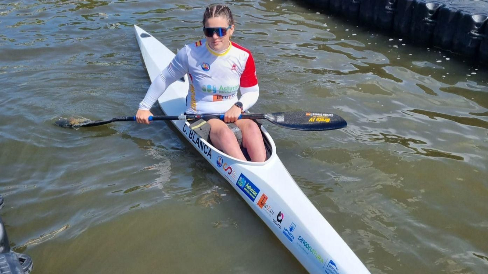 Carlota Blanca, montada en la barca en una competición internacional