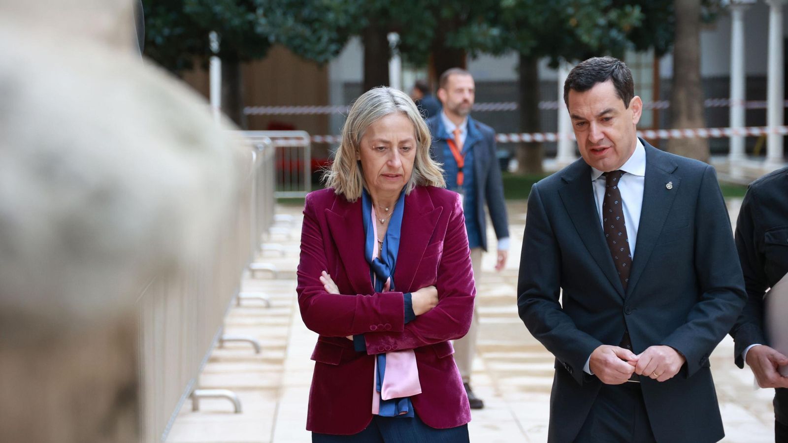 Rocío Hernández junto a Juanma Moreno en el Parlamento.
