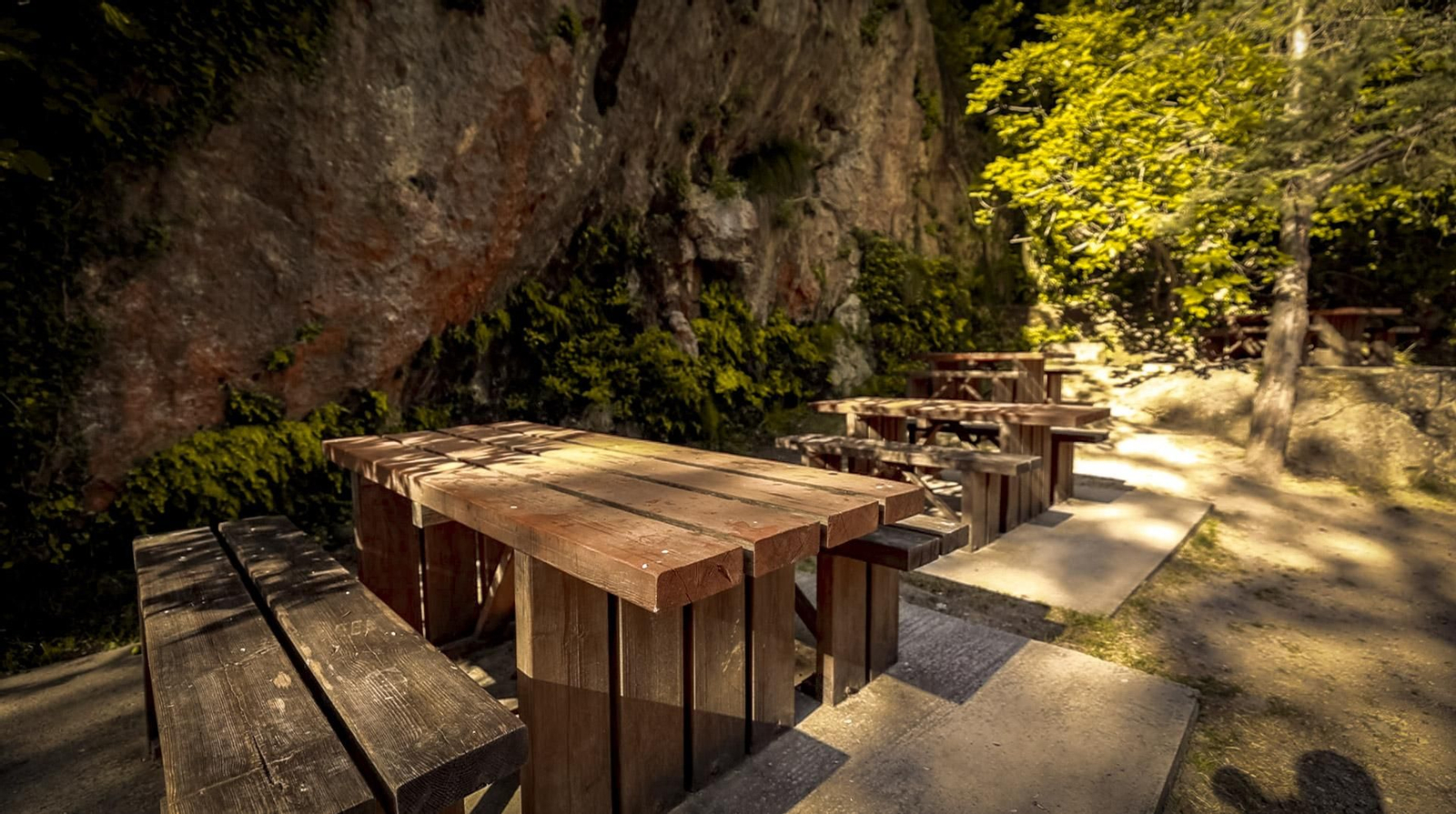 El área recreativa Charco del Aceite está situado en el cauce del río Guadalquivir en plena Sierra de las Villas.
