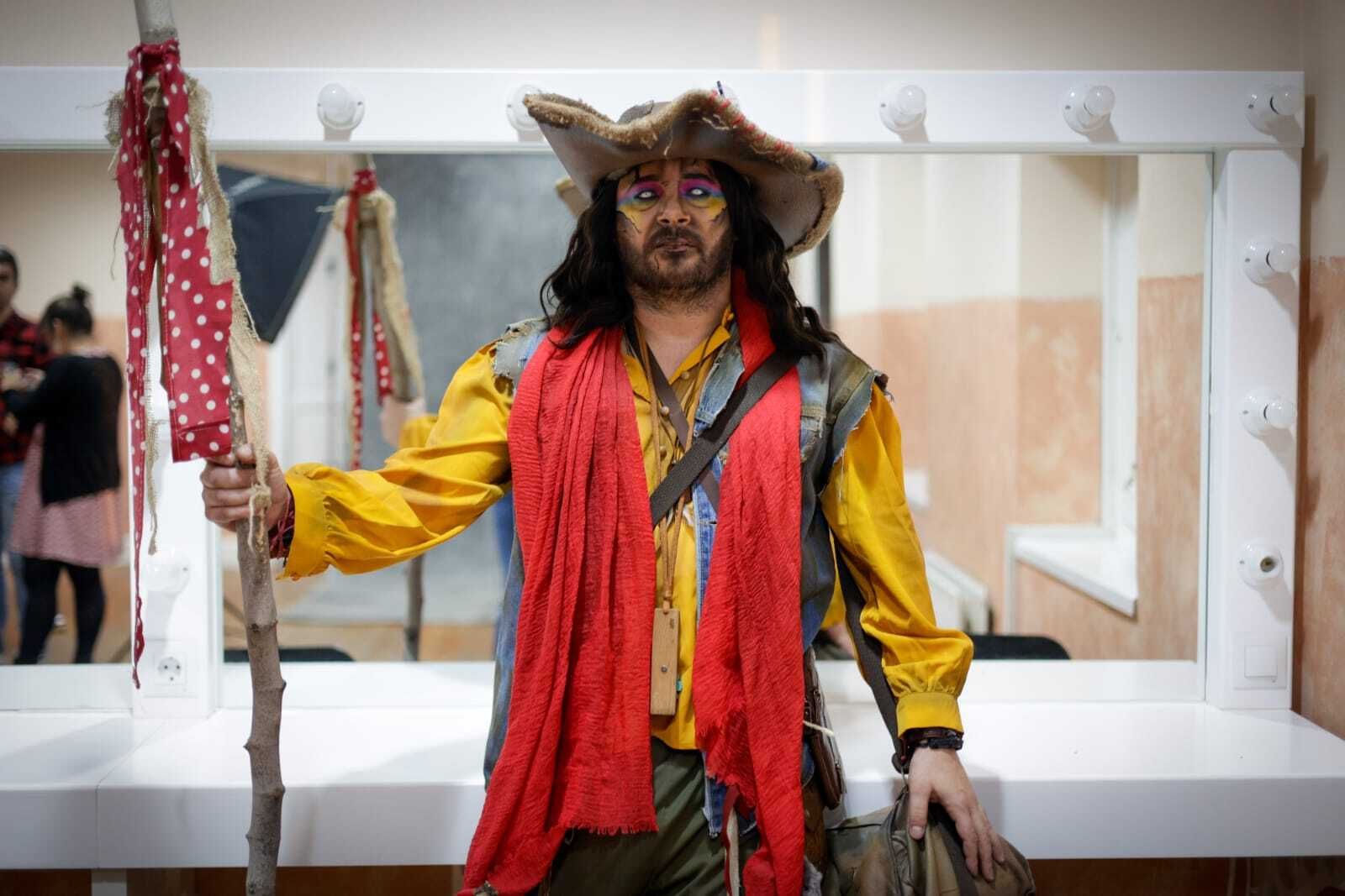 Andy Morales en uno de los camerinos del Falla antes de cantar con su comparsa.