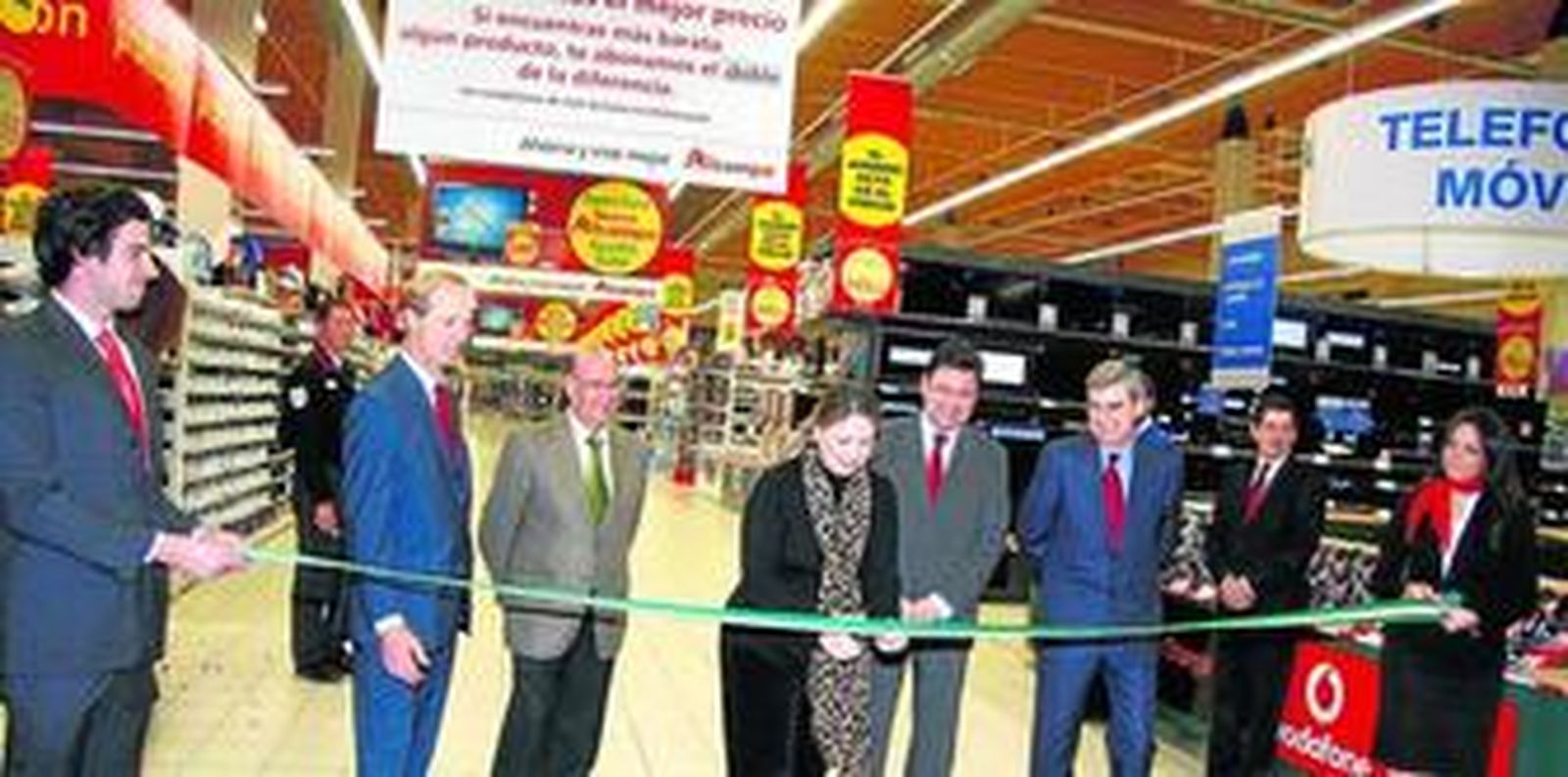 Momento en el que se inaugura el hipermercado Alcampo de Sevilla Este.