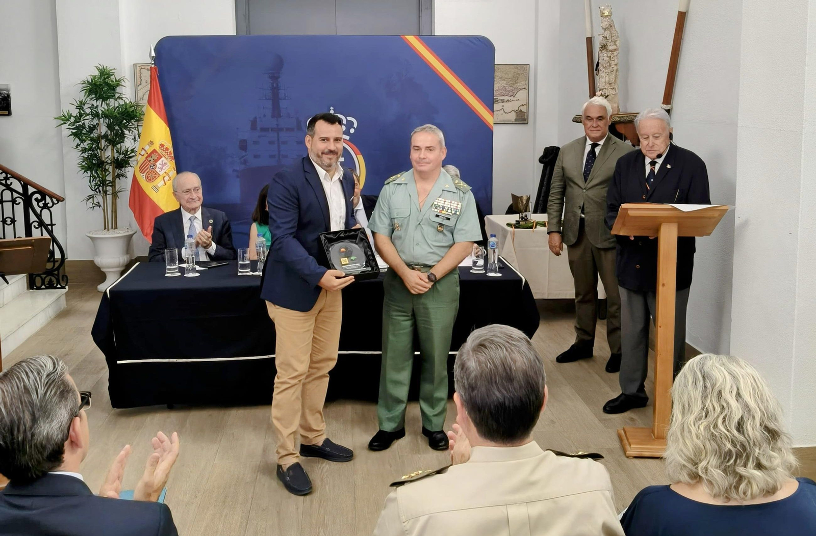 El general hizo entrega de un accésit del premio periodístico José Ortega Munilla en Málaga