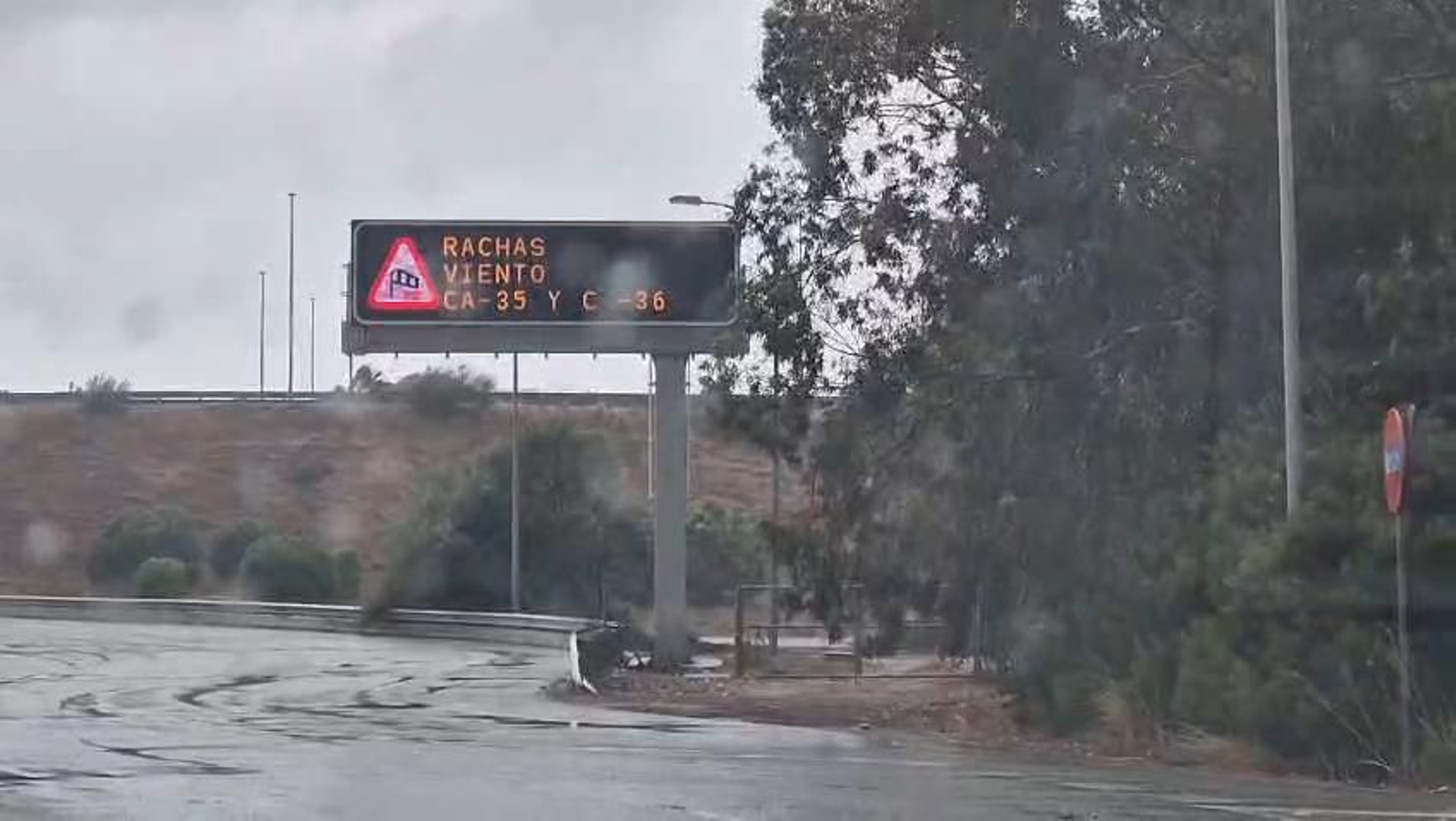Así azota el fuerte viento con lluvia en Cádiz