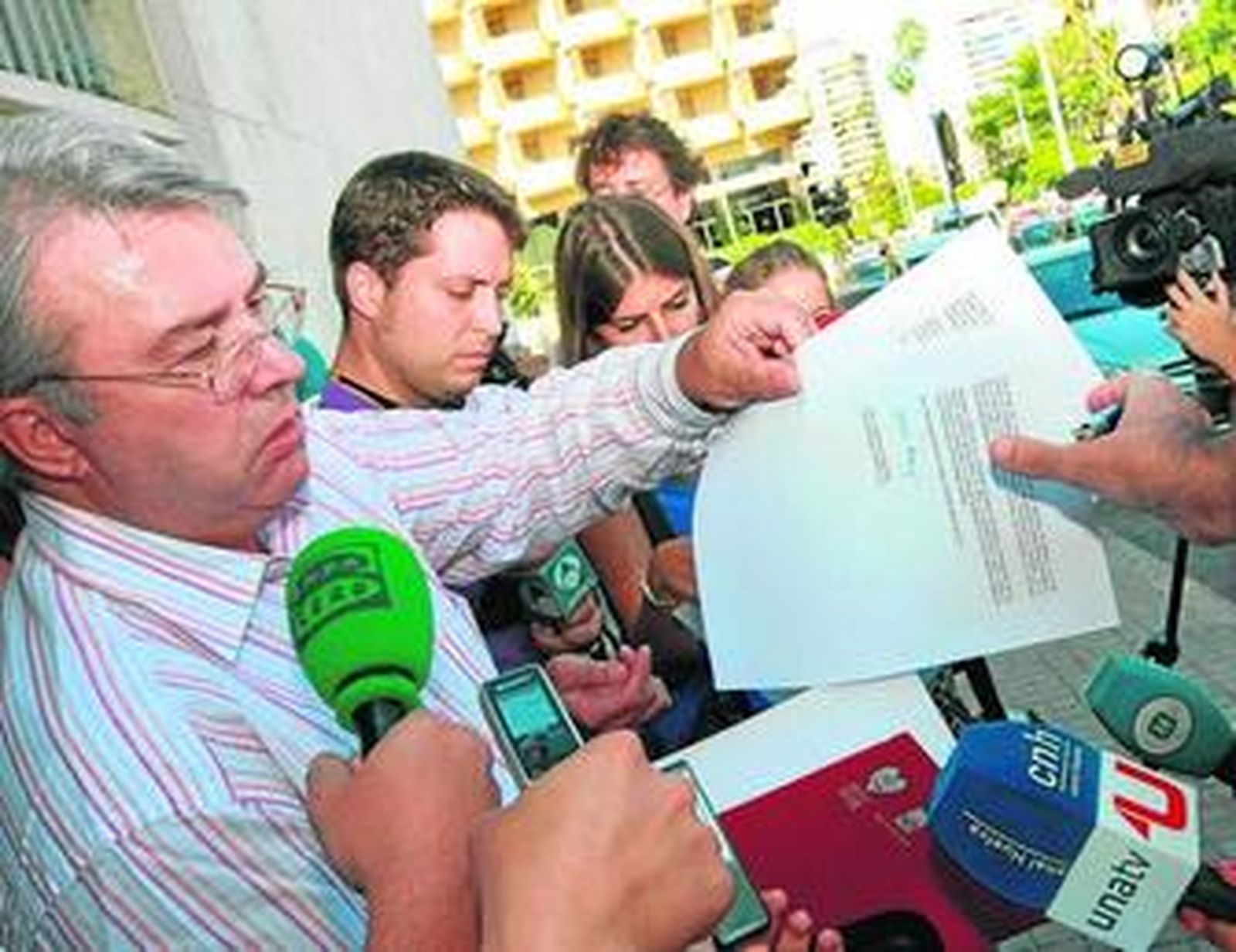 Eduardo Gómez Pirlich entrega copias de la denuncia presentada ayer en la Audiencia de Huelva.