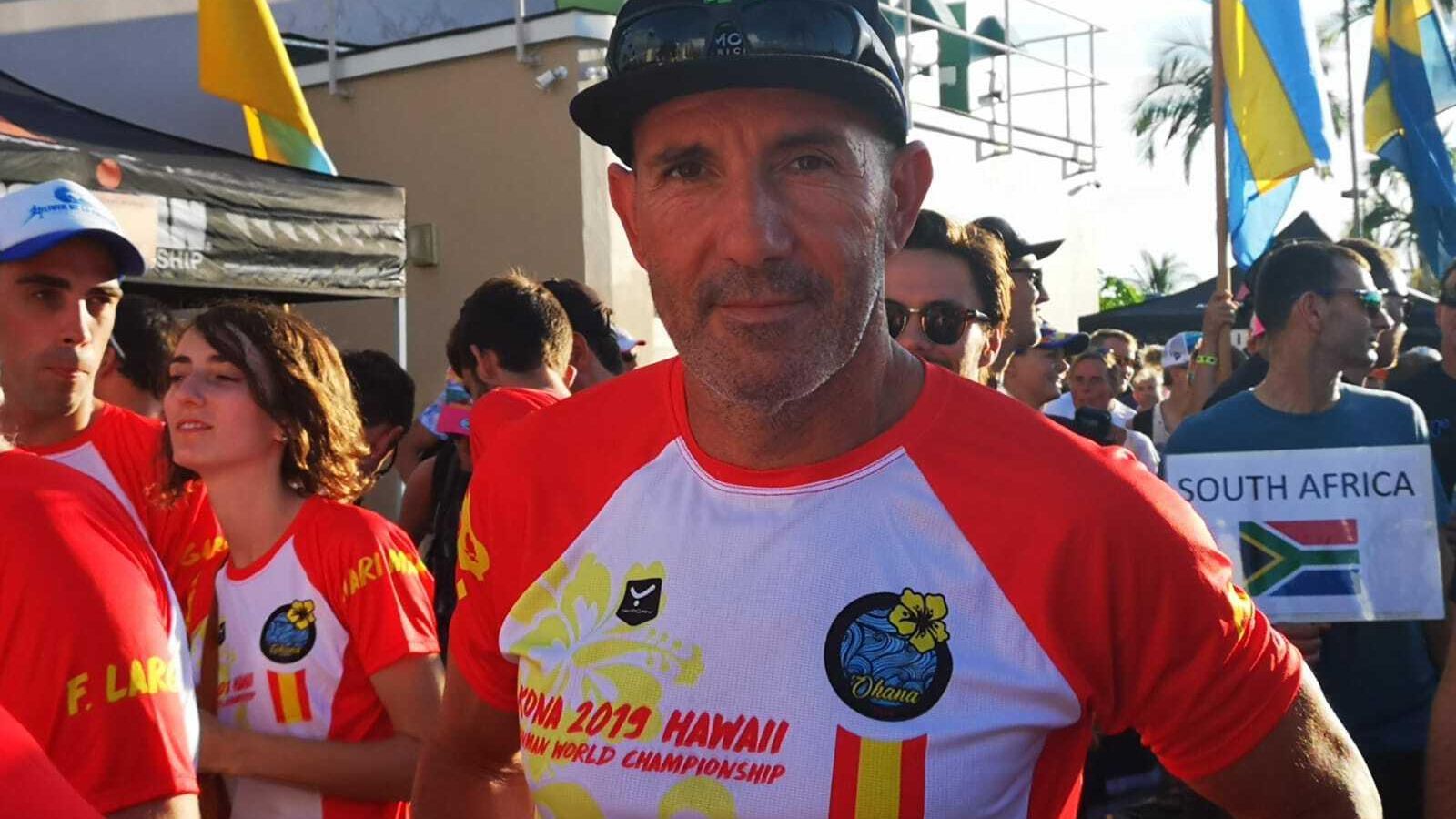 El jerezano, con otros triatletas españoles en Kona.