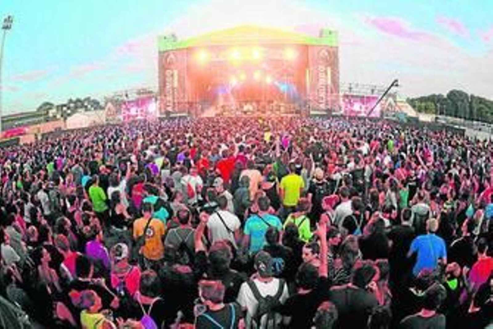 Lleno en el escenario central de AlRumbo.