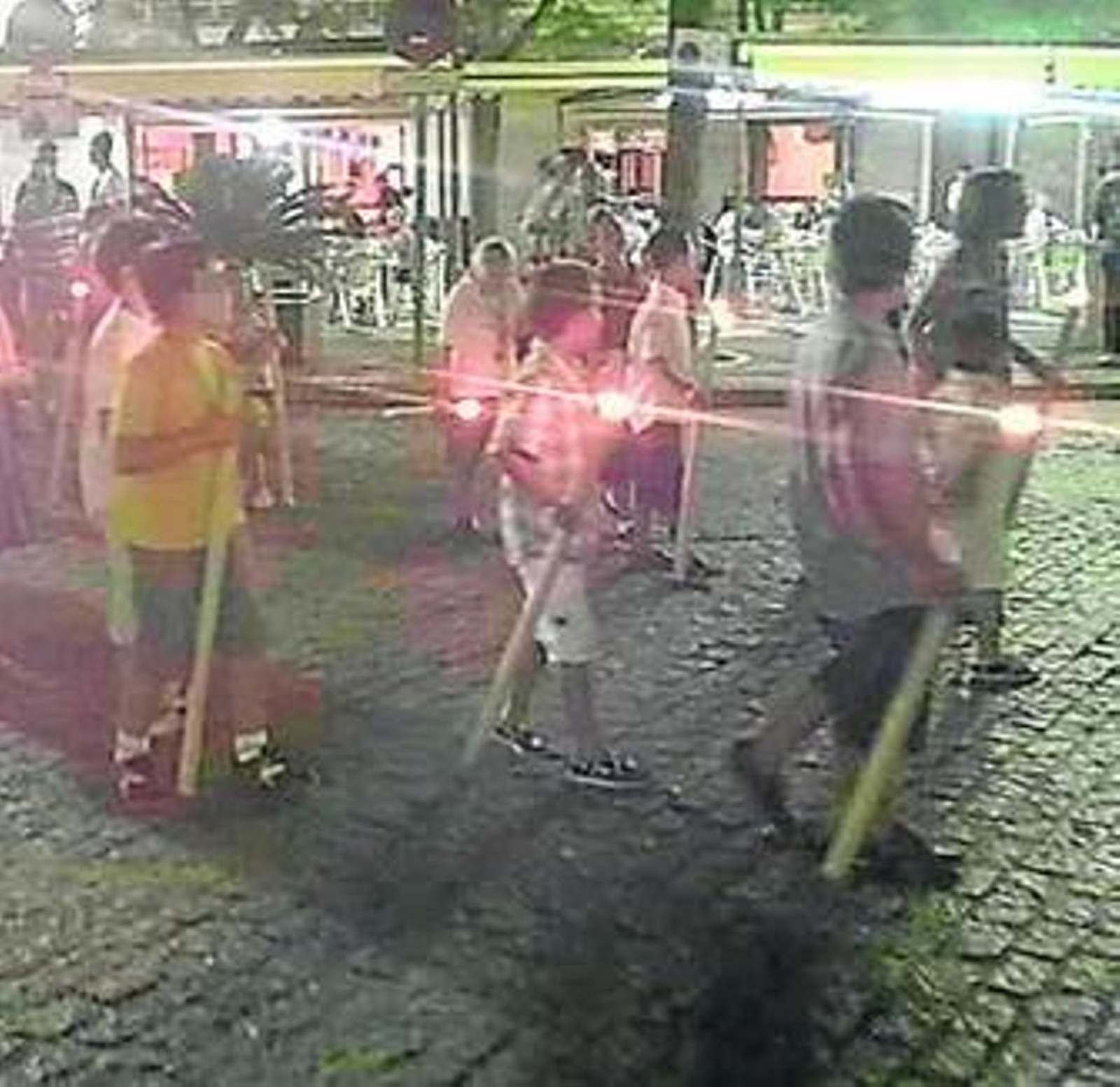 Varios miembros del cortejo de Cigarreras, con sus cirios encendidos.