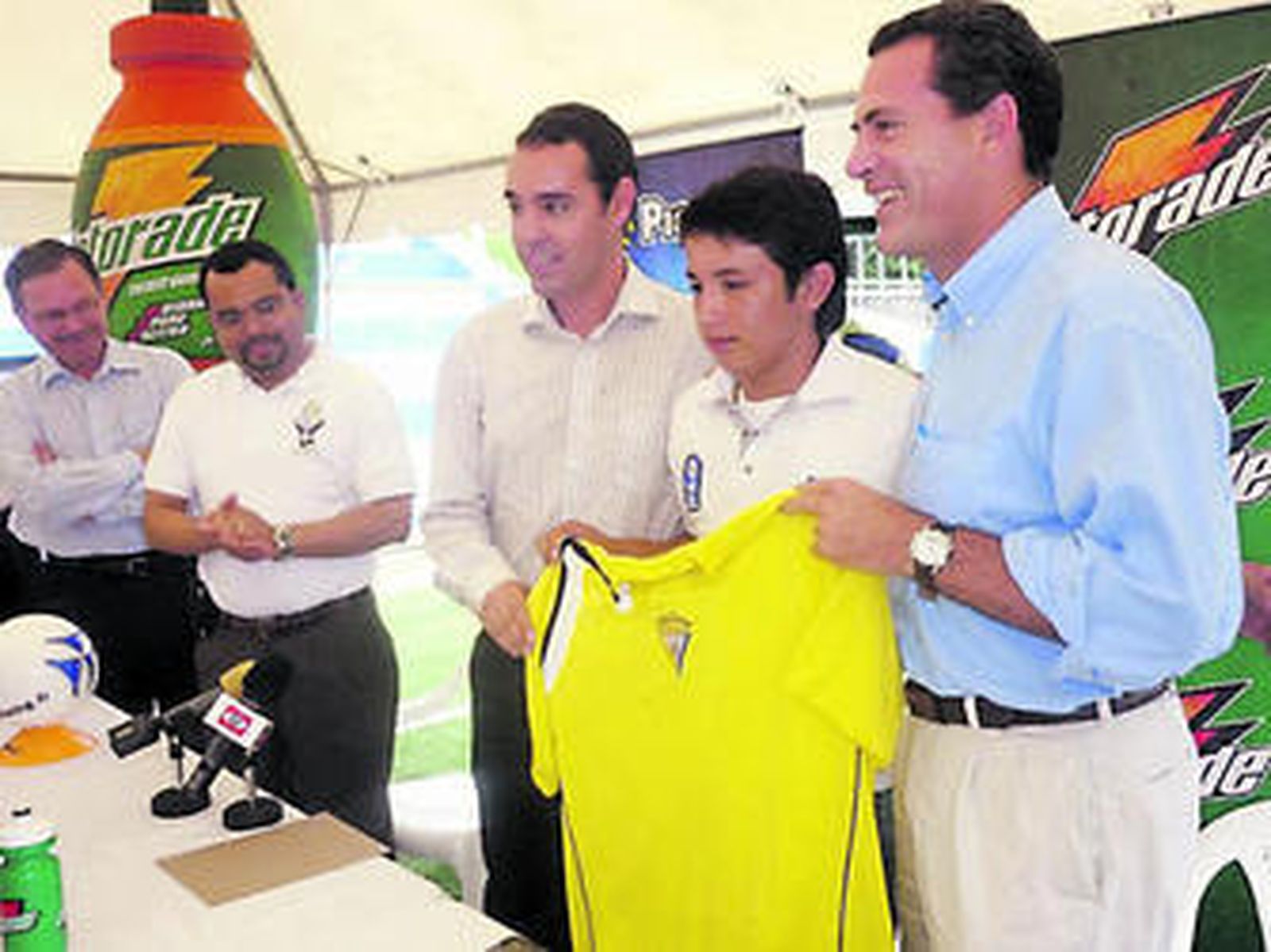 Quique González (i), junto al cadete Hugo Alexander Alejo.