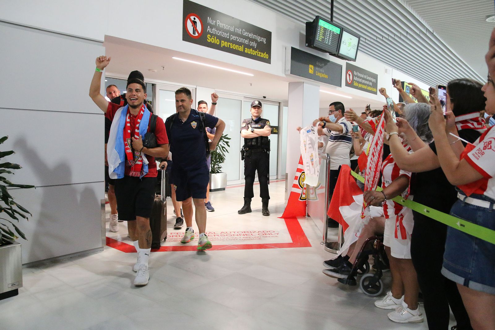 Fotogalería de la llegada de la UDA al aeropuerto de Almería