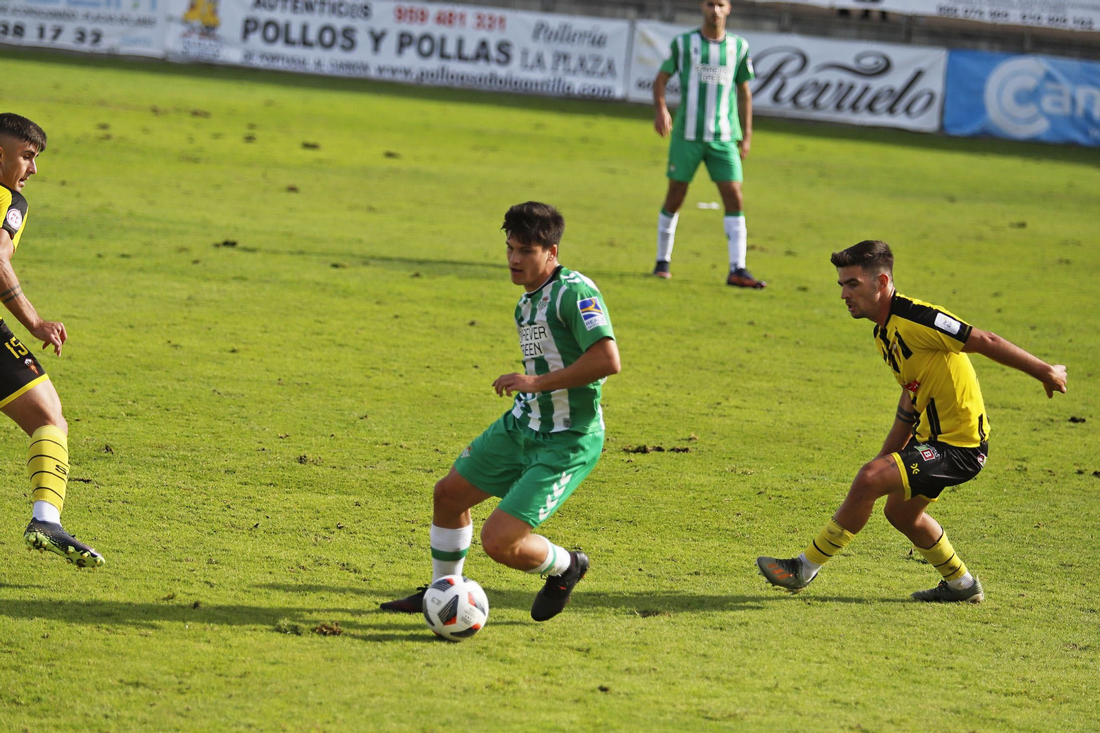 Imágenes destacadas del encuentro entre el San Roque de Lepe y Betis Deportivo